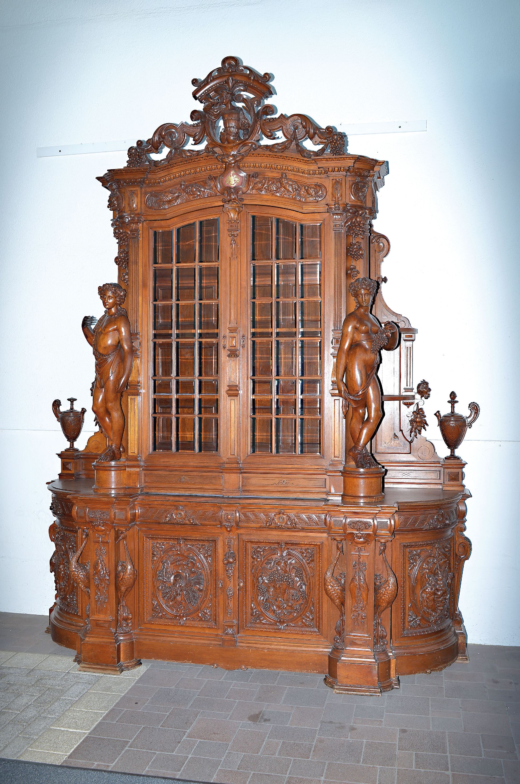Detail a: Prächtiger Vitrinenschrank/Aufsatzschrank, Historismus um 1900, Mahagoni meist massiv, allegorische Darstellungen mit qualitätvollen meist ...