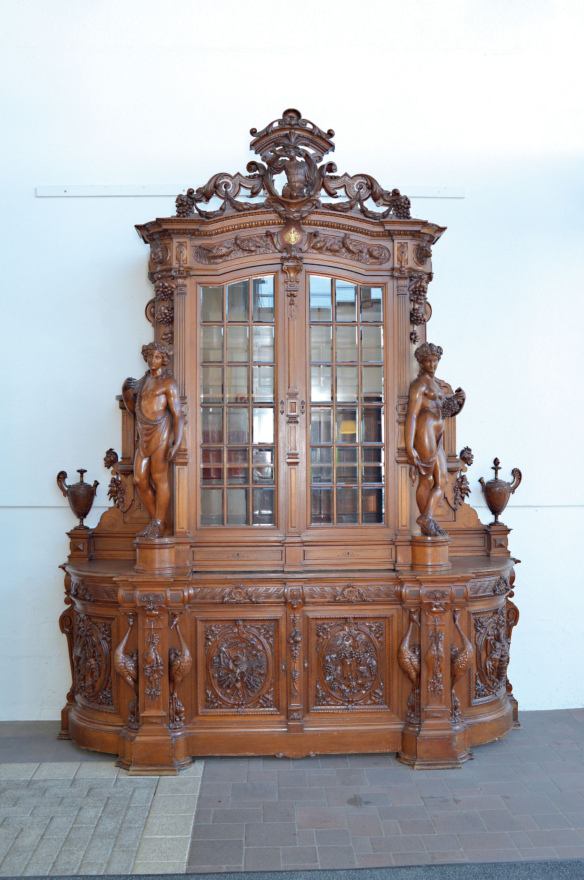 Detail b: Prächtiger Vitrinenschrank/Aufsatzschrank, Historismus um 1900, Mahagoni meist massiv, allegorische Darstellungen mit qualitätvollen meist ...