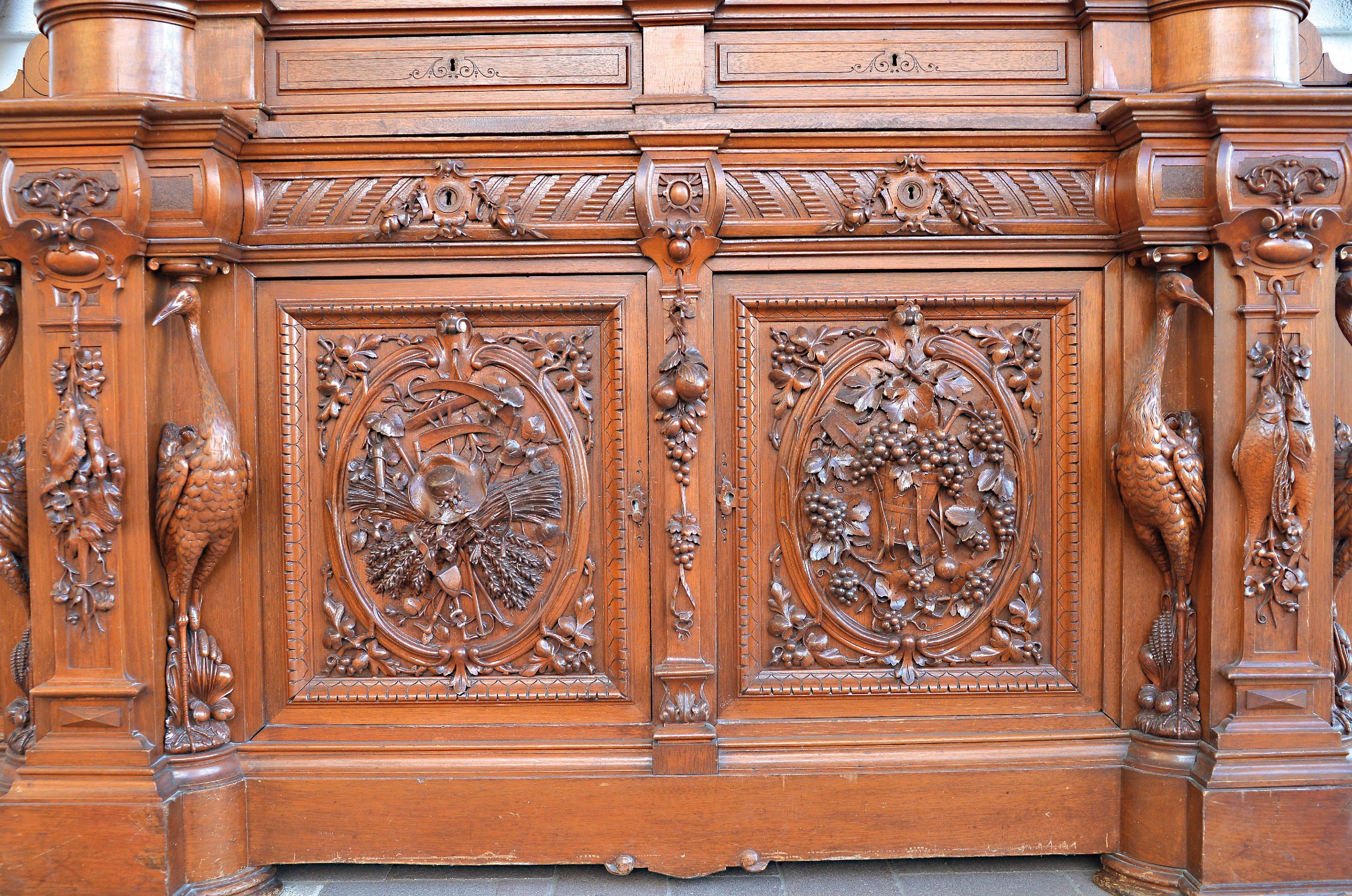 Detail c: Prächtiger Vitrinenschrank/Aufsatzschrank, Historismus um 1900, Mahagoni meist massiv, allegorische Darstellungen mit qualitätvollen meist ...