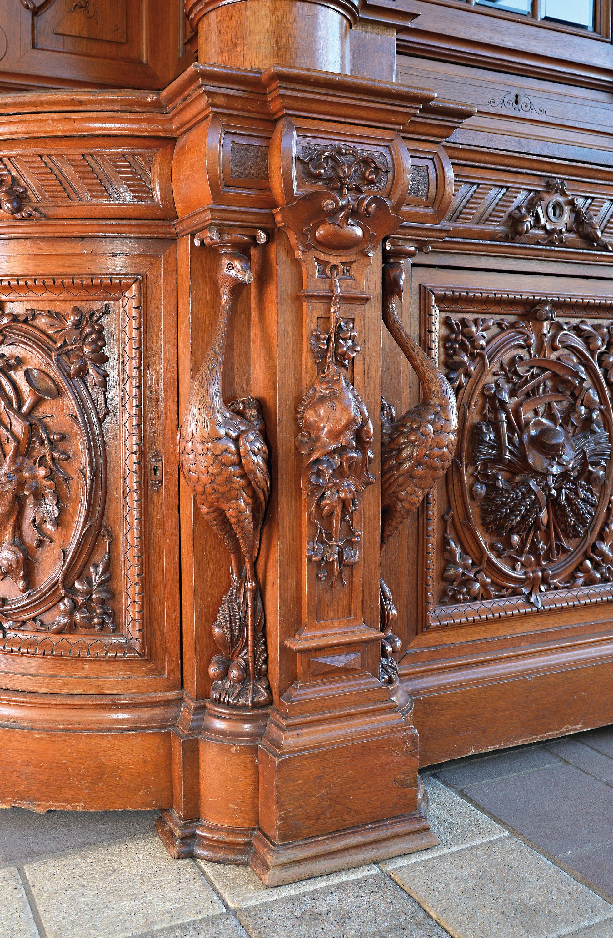 Detail d: Prächtiger Vitrinenschrank/Aufsatzschrank, Historismus um 1900, Mahagoni meist massiv, allegorische Darstellungen mit qualitätvollen meist ...