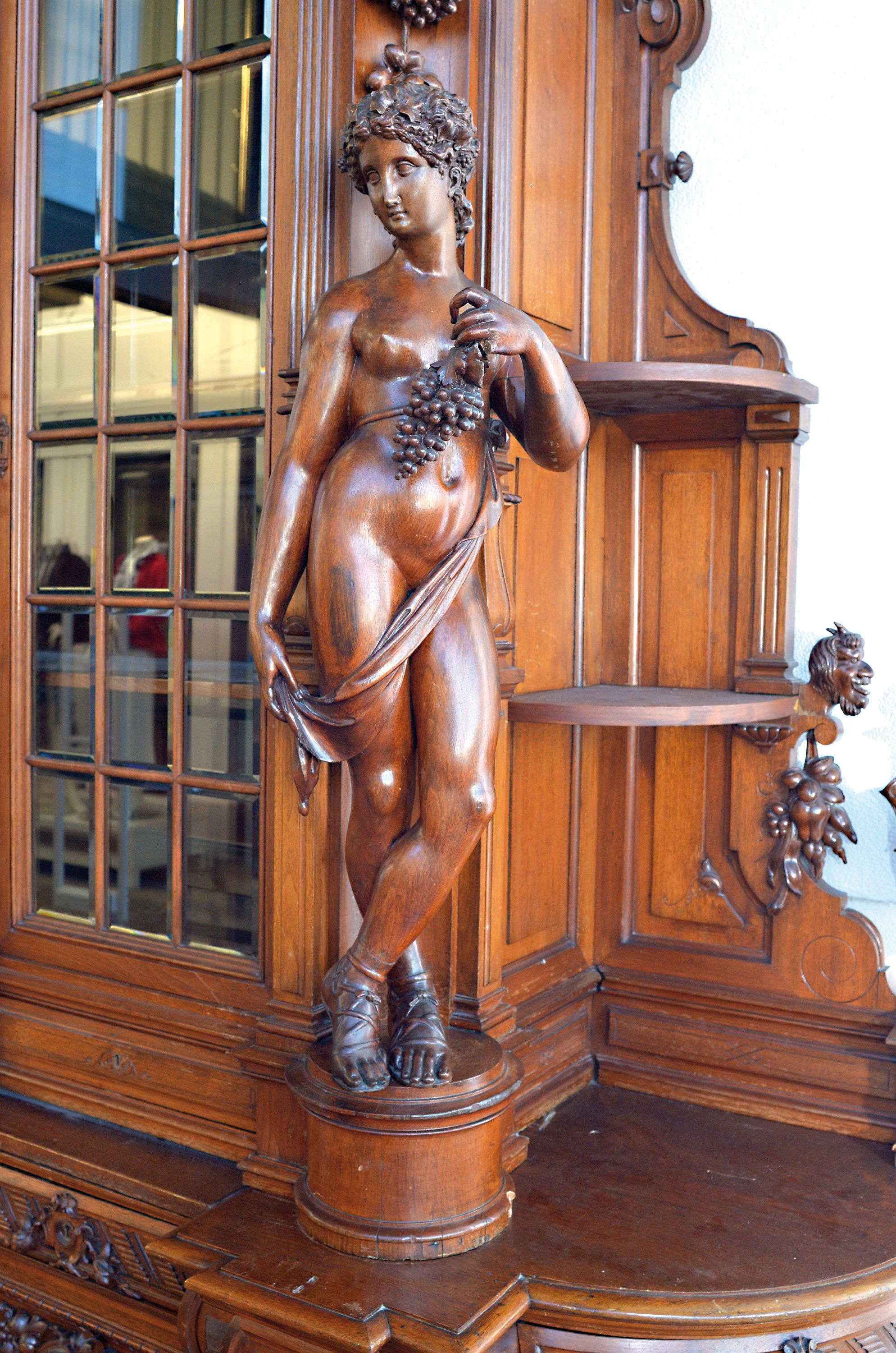 Detail e: Prächtiger Vitrinenschrank/Aufsatzschrank, Historismus um 1900, Mahagoni meist massiv, allegorische Darstellungen mit qualitätvollen meist ...