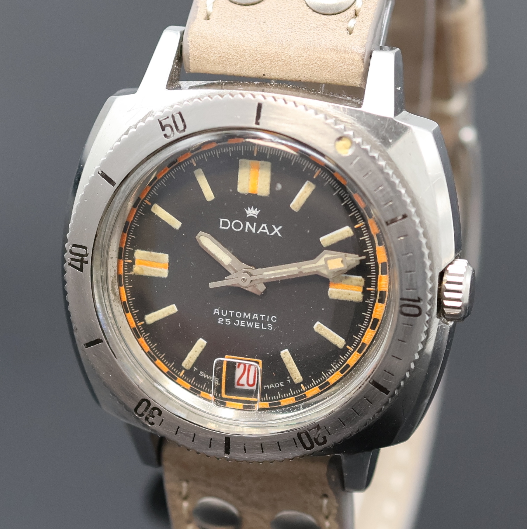 Detail a: DONAX DeepDiver seltene Herrenarmbanduhr in Stahl, Schweiz um 1965, Automatik, kissenförm. Geh., Boden u. Krone verschr., Stahl-Drehlünette m. 60er ...