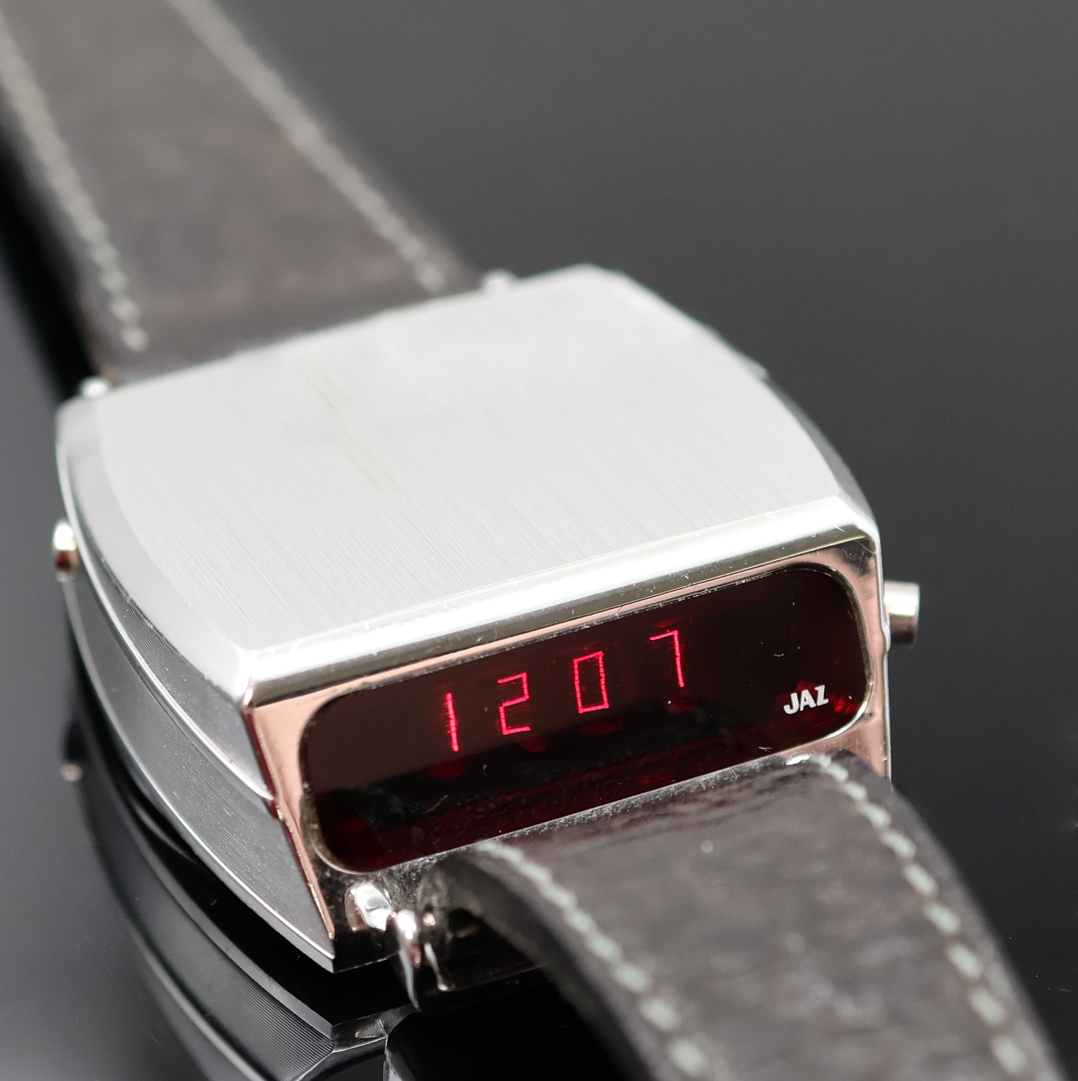 JAZ sehr seltene LED-Armbanduhr in Pultform, Schweiz um 1975, quartz, Aluminium-Geh. m. aufgedr. Stahlboden, seitl. Korrektur- u. Bedien-Drücker f. ...