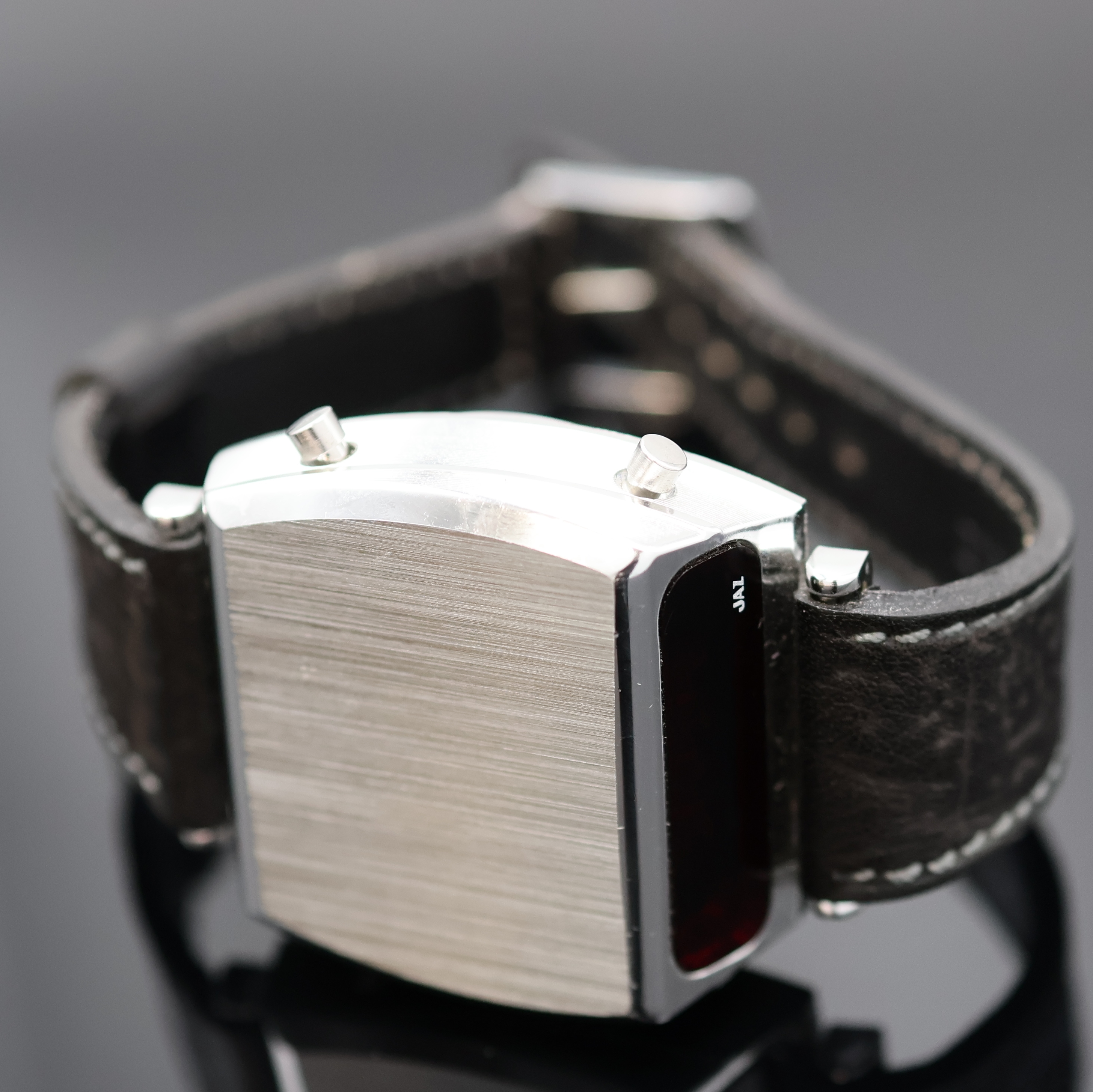 Detail a: JAZ sehr seltene LED-Armbanduhr in Pultform, Schweiz um 1975, quartz, Aluminium-Geh. m. aufgedr. Stahlboden, seitl. Korrektur- u. Bedien-Drücker f. ...