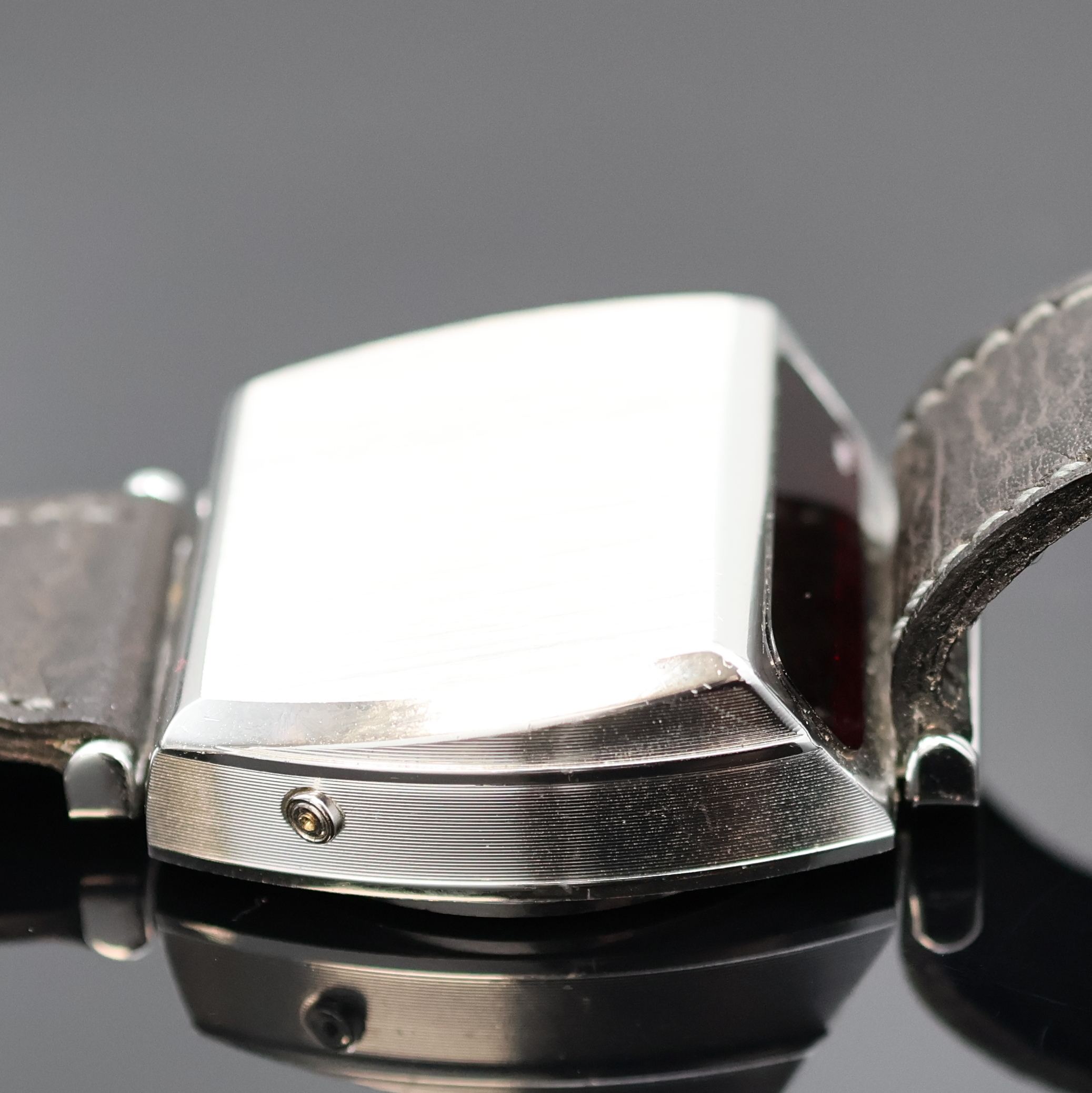 Detail b: JAZ sehr seltene LED-Armbanduhr in Pultform, Schweiz um 1975, quartz, Aluminium-Geh. m. aufgedr. Stahlboden, seitl. Korrektur- u. Bedien-Drücker f. ...
