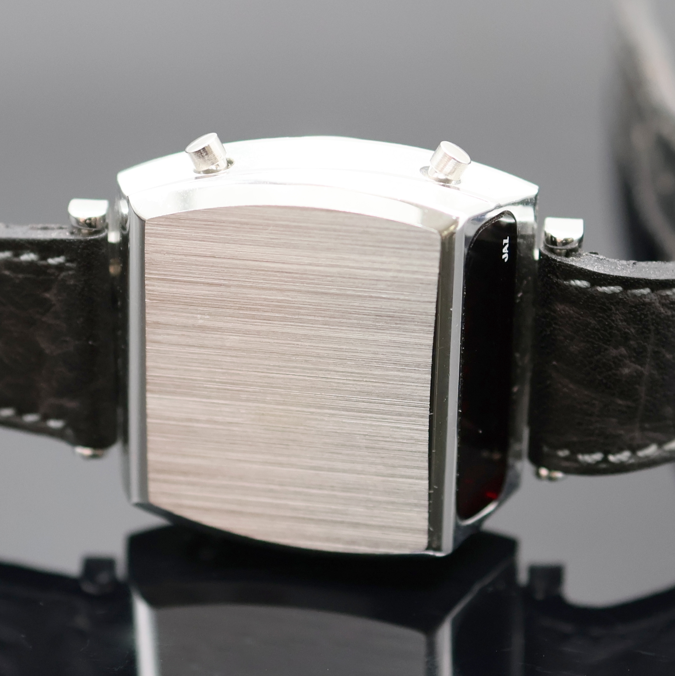 Detail c: JAZ sehr seltene LED-Armbanduhr in Pultform, Schweiz um 1975, quartz, Aluminium-Geh. m. aufgedr. Stahlboden, seitl. Korrektur- u. Bedien-Drücker f. ...