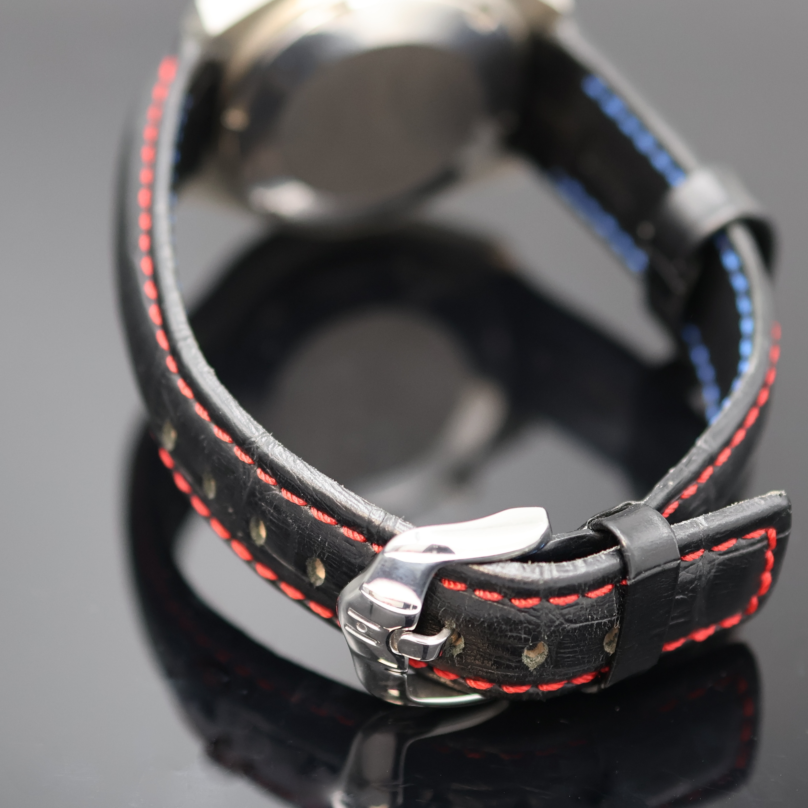 Detail b: Armbandchronograph in mattiertem Stahlgehäuse, Schweiz um 1980, Automatik, 2-tlg. Geh., Boden verschr., schwarz. Zifferbl., Leucht- indizes u. ...