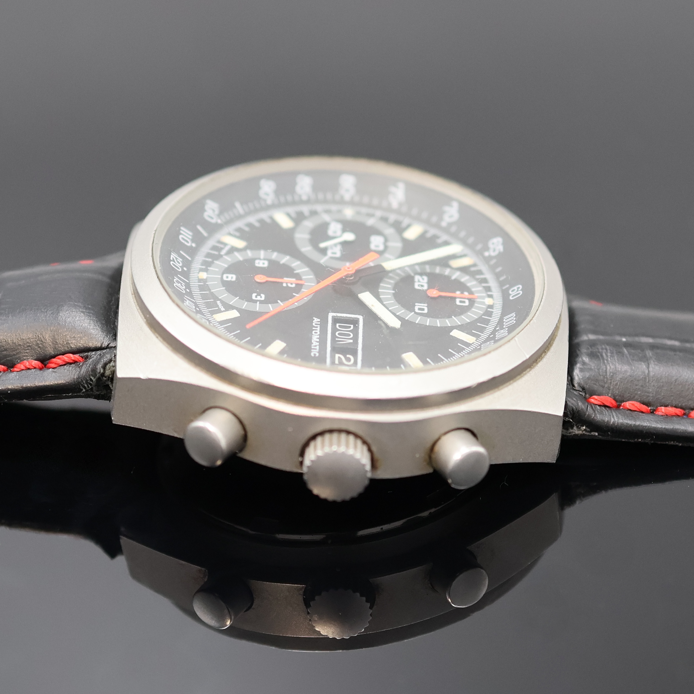 Detail c: Armbandchronograph in mattiertem Stahlgehäuse, Schweiz um 1980, Automatik, 2-tlg. Geh., Boden verschr., schwarz. Zifferbl., Leucht- indizes u. ...