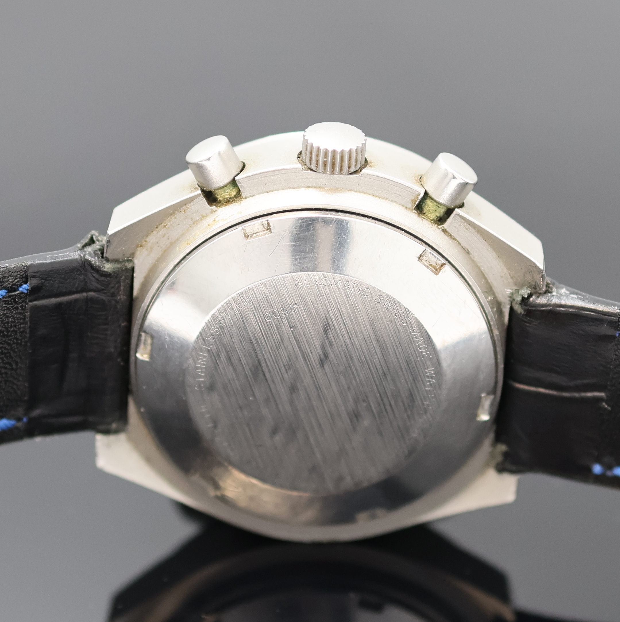Detail d: Armbandchronograph in mattiertem Stahlgehäuse, Schweiz um 1980, Automatik, 2-tlg. Geh., Boden verschr., schwarz. Zifferbl., Leucht- indizes u. ...