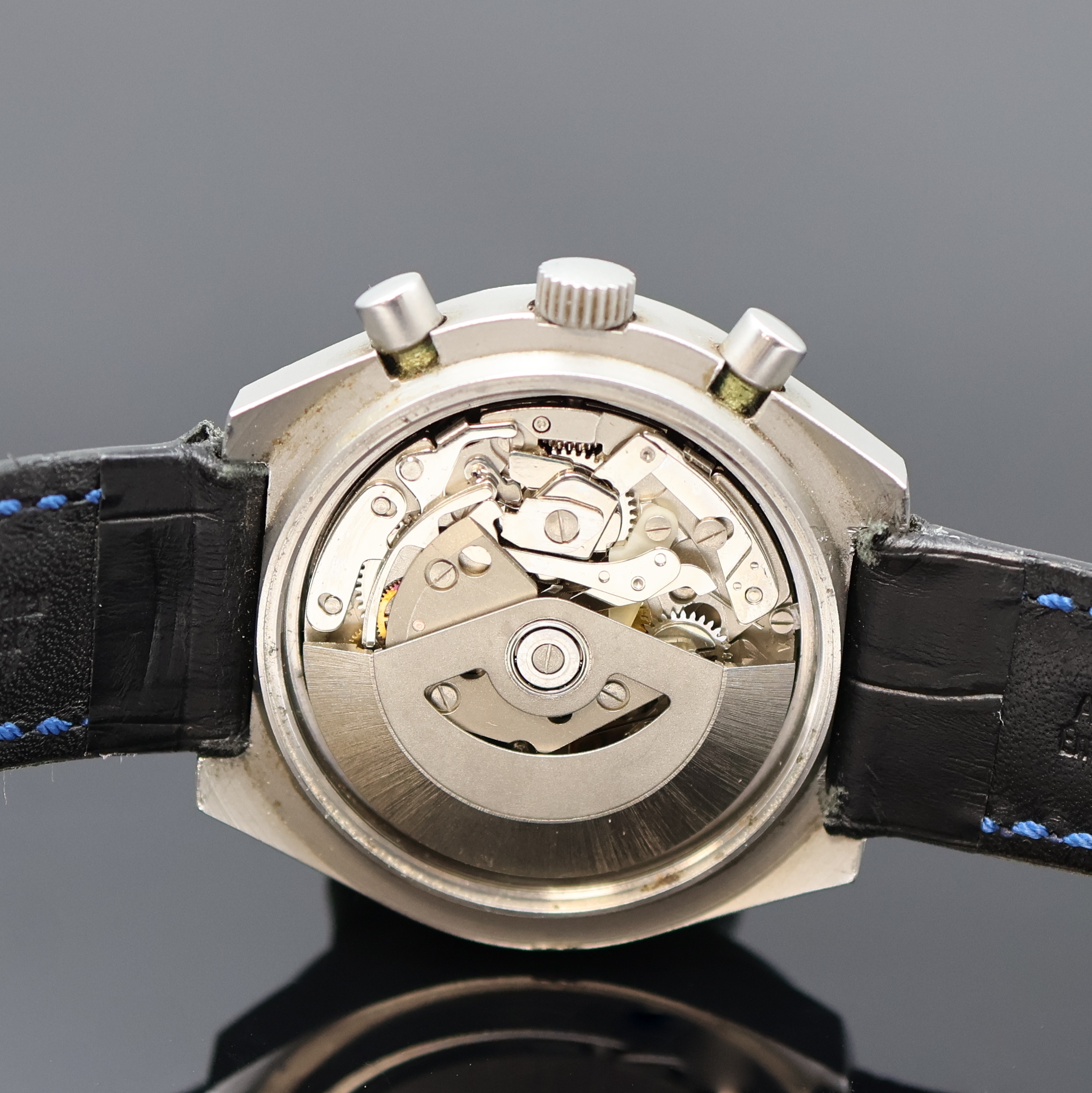 Detail e: Armbandchronograph in mattiertem Stahlgehäuse, Schweiz um 1980, Automatik, 2-tlg. Geh., Boden verschr., schwarz. Zifferbl., Leucht- indizes u. ...