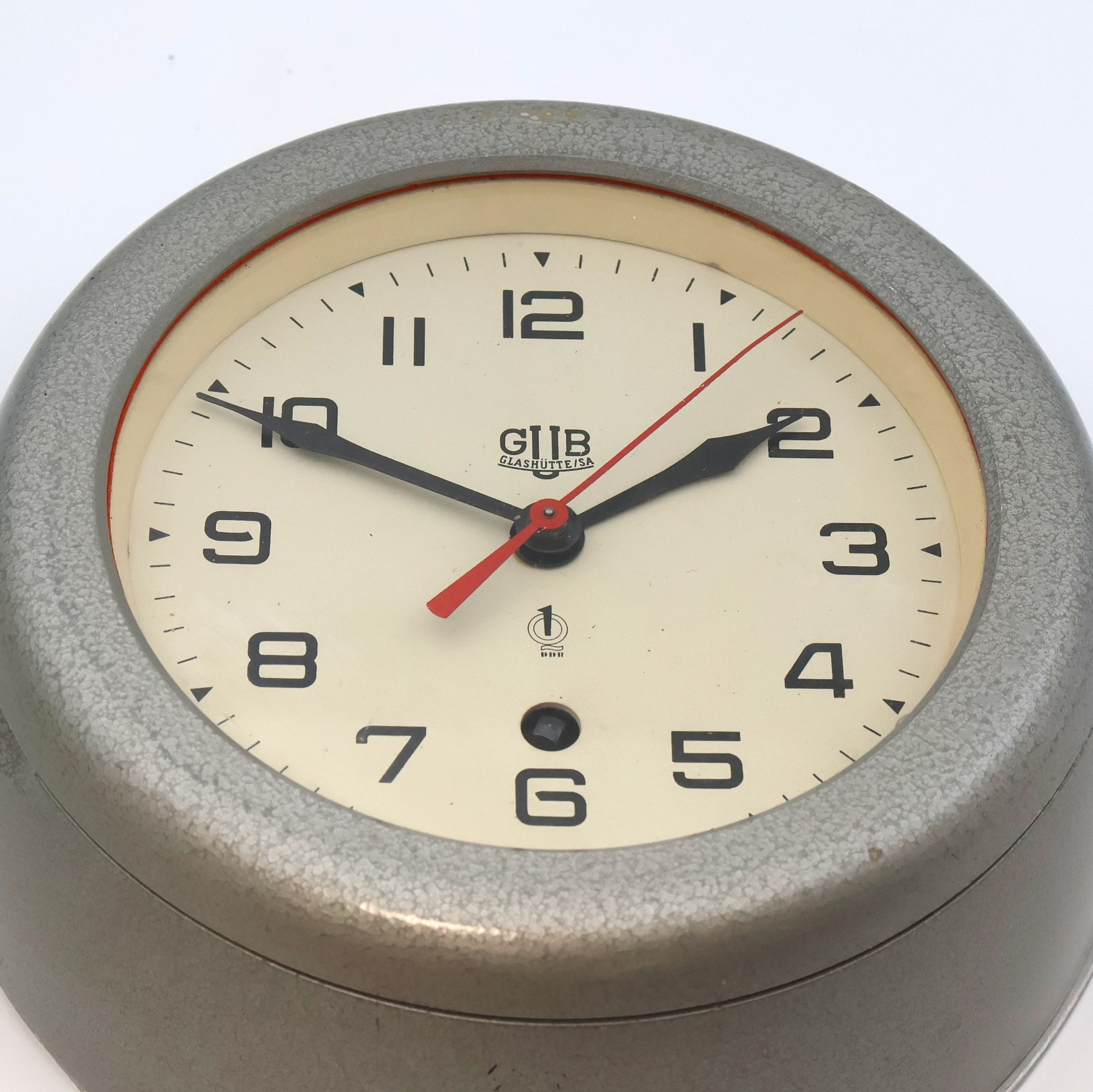 Detail a: GUB Glashütte/Sa Q1 8-Tage Schiffsuhr mit Zentralsekunde, DDR um 1960, grau lackiertes Aluminiumgehäuse auf späterer Aluminiumplatte montiert, ...