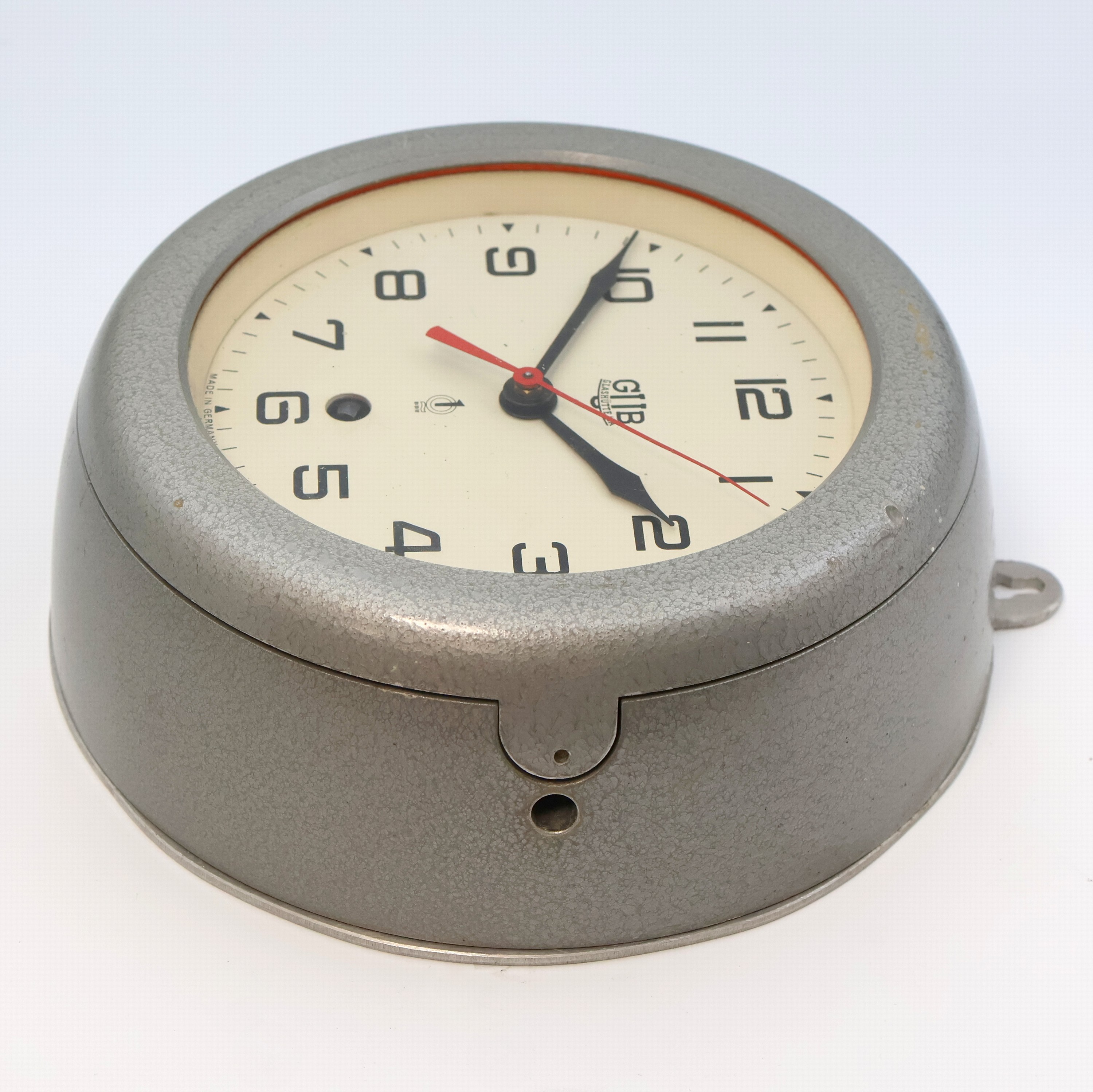 Detail b: GUB Glashütte/Sa Q1 8-Tage Schiffsuhr mit Zentralsekunde, DDR um 1960, grau lackiertes Aluminiumgehäuse auf späterer Aluminiumplatte montiert, ...