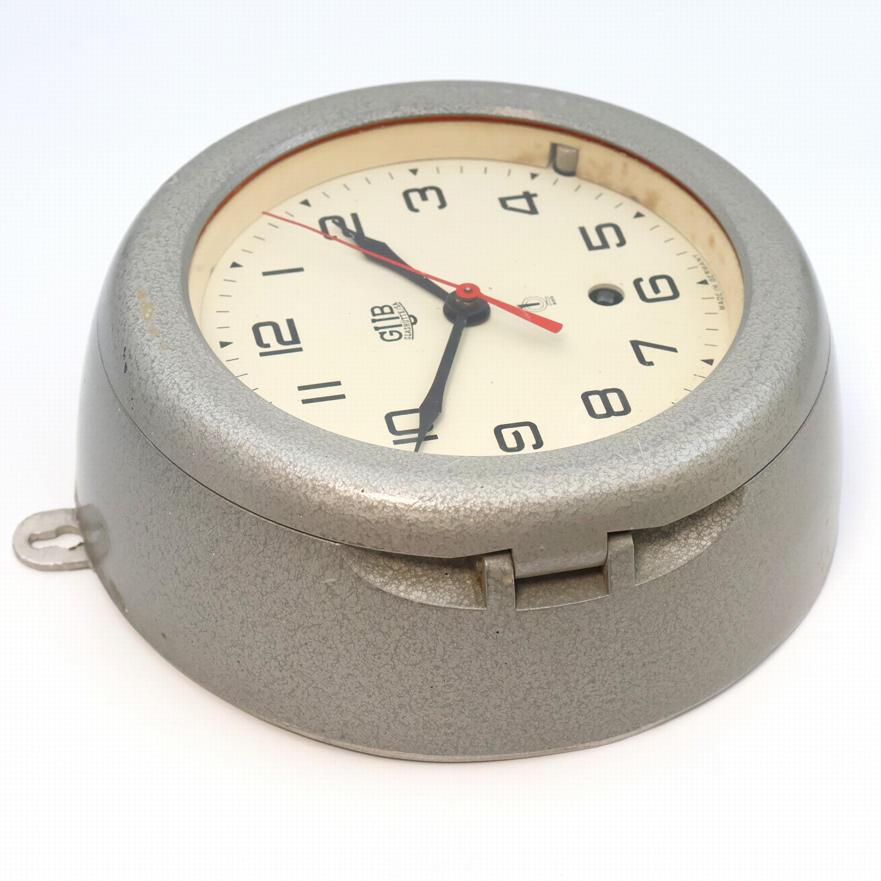 Detail c: GUB Glashütte/Sa Q1 8-Tage Schiffsuhr mit Zentralsekunde, DDR um 1960, grau lackiertes Aluminiumgehäuse auf späterer Aluminiumplatte montiert, ...