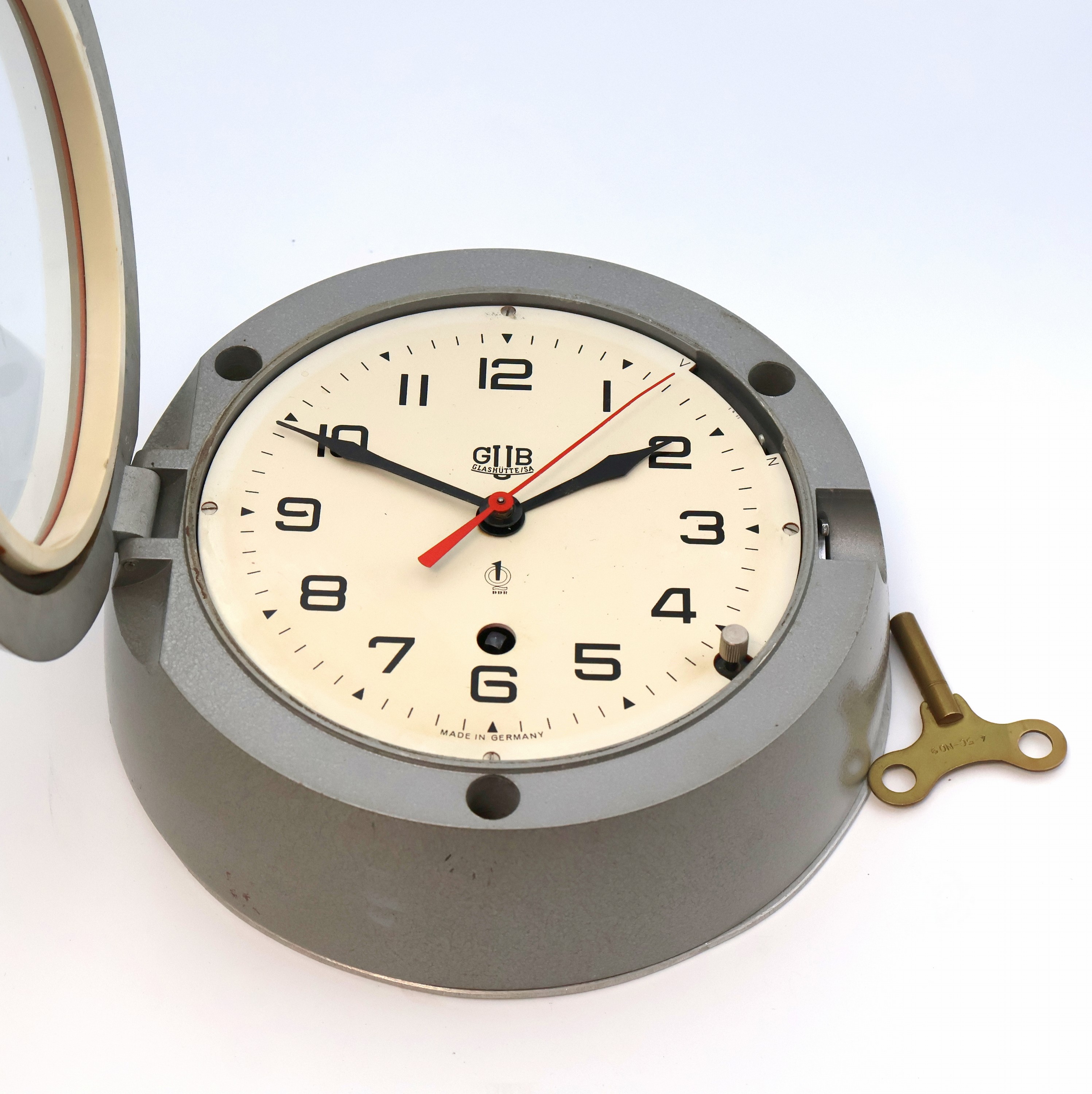 Detail d: GUB Glashütte/Sa Q1 8-Tage Schiffsuhr mit Zentralsekunde, DDR um 1960, grau lackiertes Aluminiumgehäuse auf späterer Aluminiumplatte montiert, ...