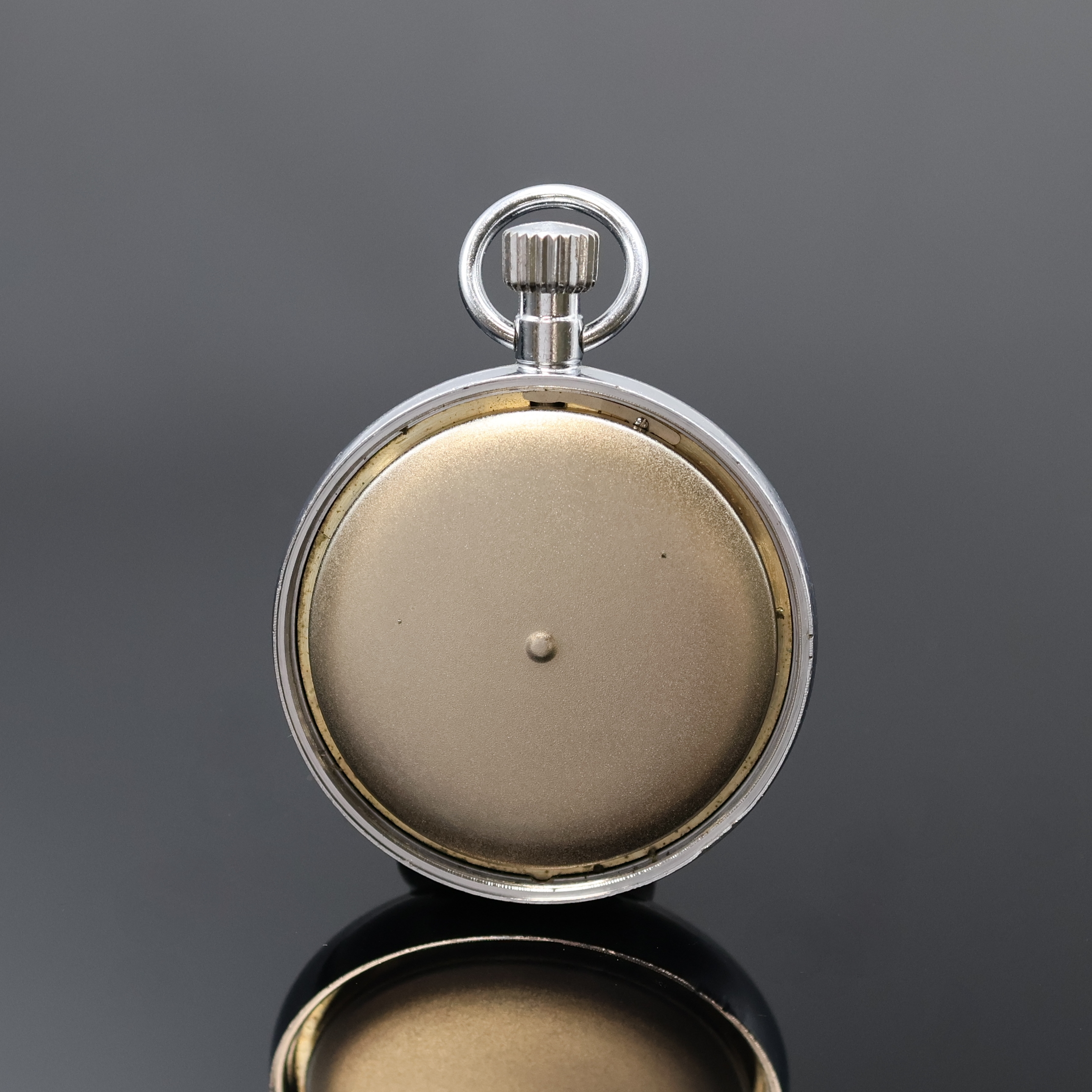 Detail b: OMEGA und SEIKO 2 Stoppuhren, Schweiz/Japan um 1960/1975, verchr. Gehäuse, 1.) Omega, weißes Zifferbl. m. 60 Sek. u. Countdown- Zähler, Boden ...