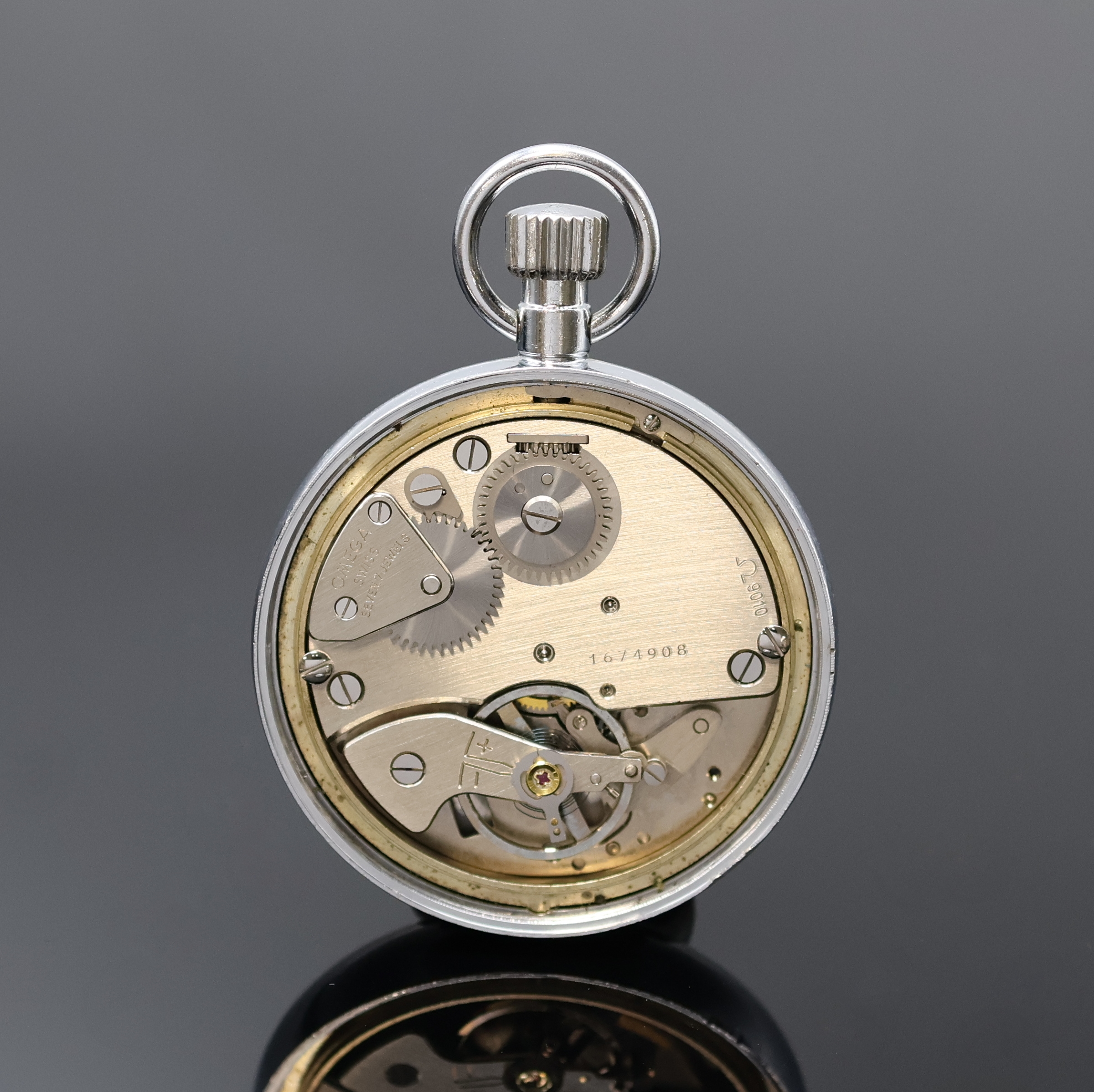Detail c: OMEGA und SEIKO 2 Stoppuhren, Schweiz/Japan um 1960/1975, verchr. Gehäuse, 1.) Omega, weißes Zifferbl. m. 60 Sek. u. Countdown- Zähler, Boden ...