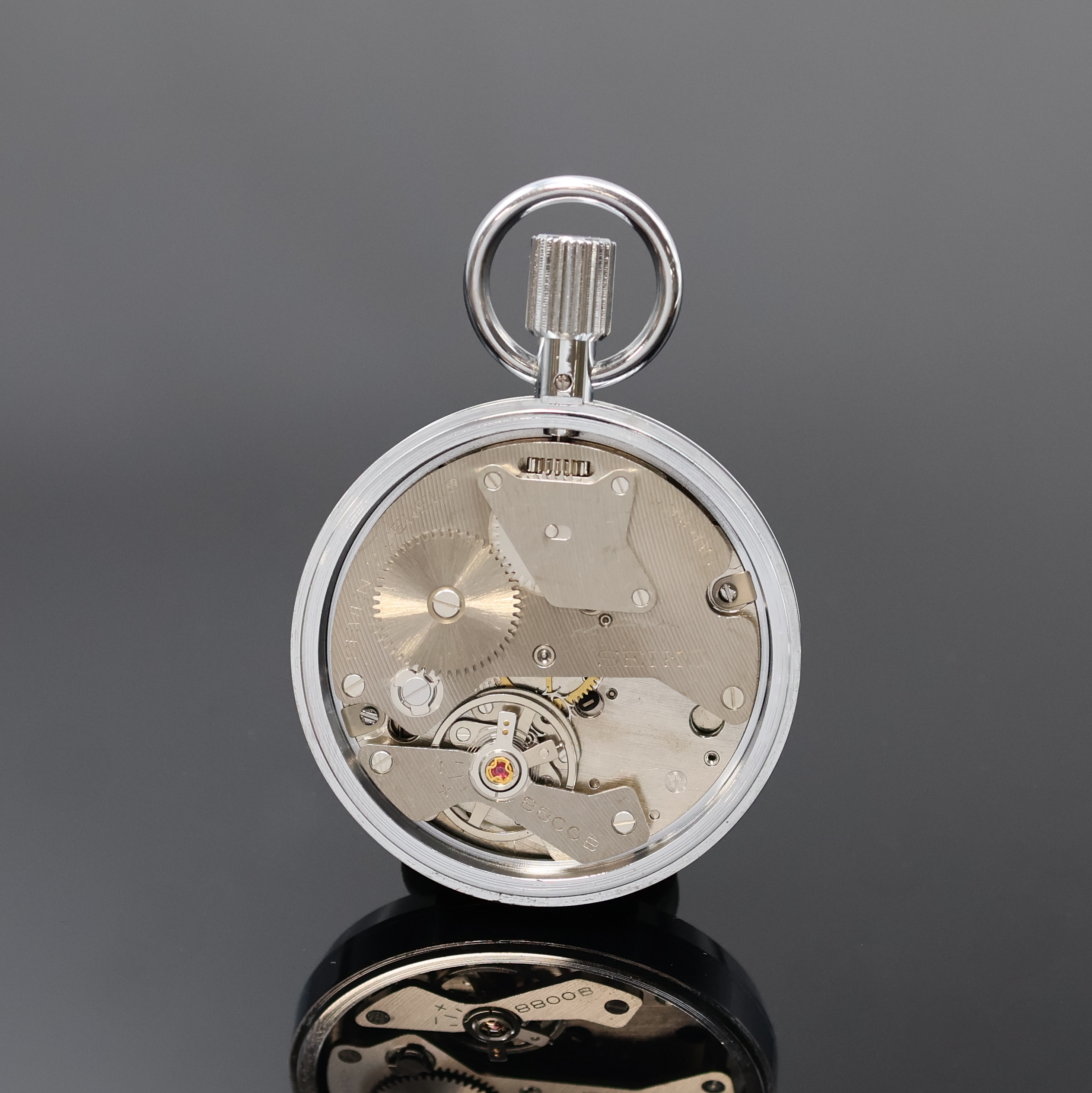 Detail d: OMEGA und SEIKO 2 Stoppuhren, Schweiz/Japan um 1960/1975, verchr. Gehäuse, 1.) Omega, weißes Zifferbl. m. 60 Sek. u. Countdown- Zähler, Boden ...