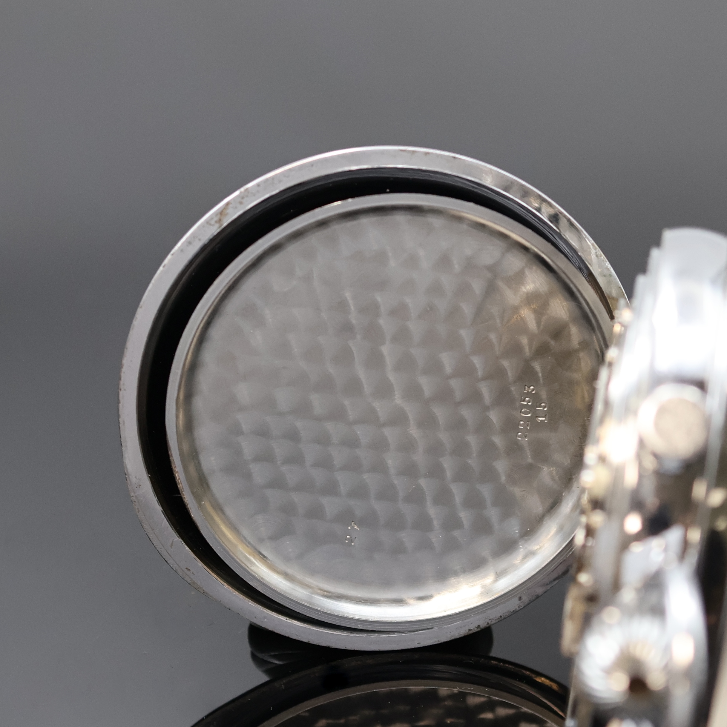 Detail d: LONGINES 1/10-Sekunden Schaltradchronograph,Schweiz 1940er Jahre, Nickelgeh. verchr., Scharnierboden m. Gravur S-H 113, silb. Zifferbl., gebl. ...