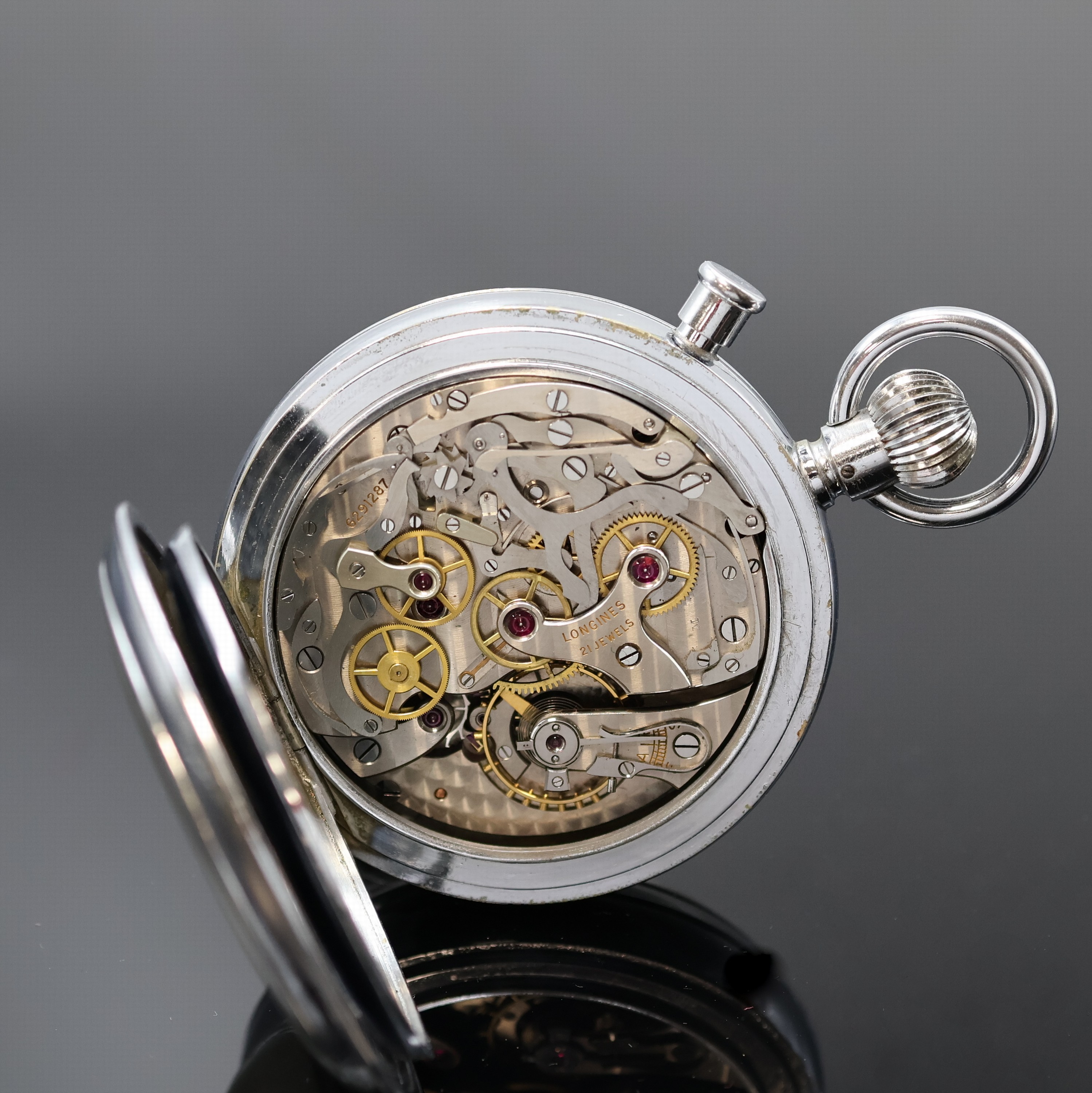Detail e: LONGINES 1/10-Sekunden Schaltradchronograph,Schweiz 1940er Jahre, Nickelgeh. verchr., Scharnierboden m. Gravur S-H 113, silb. Zifferbl., gebl. ...