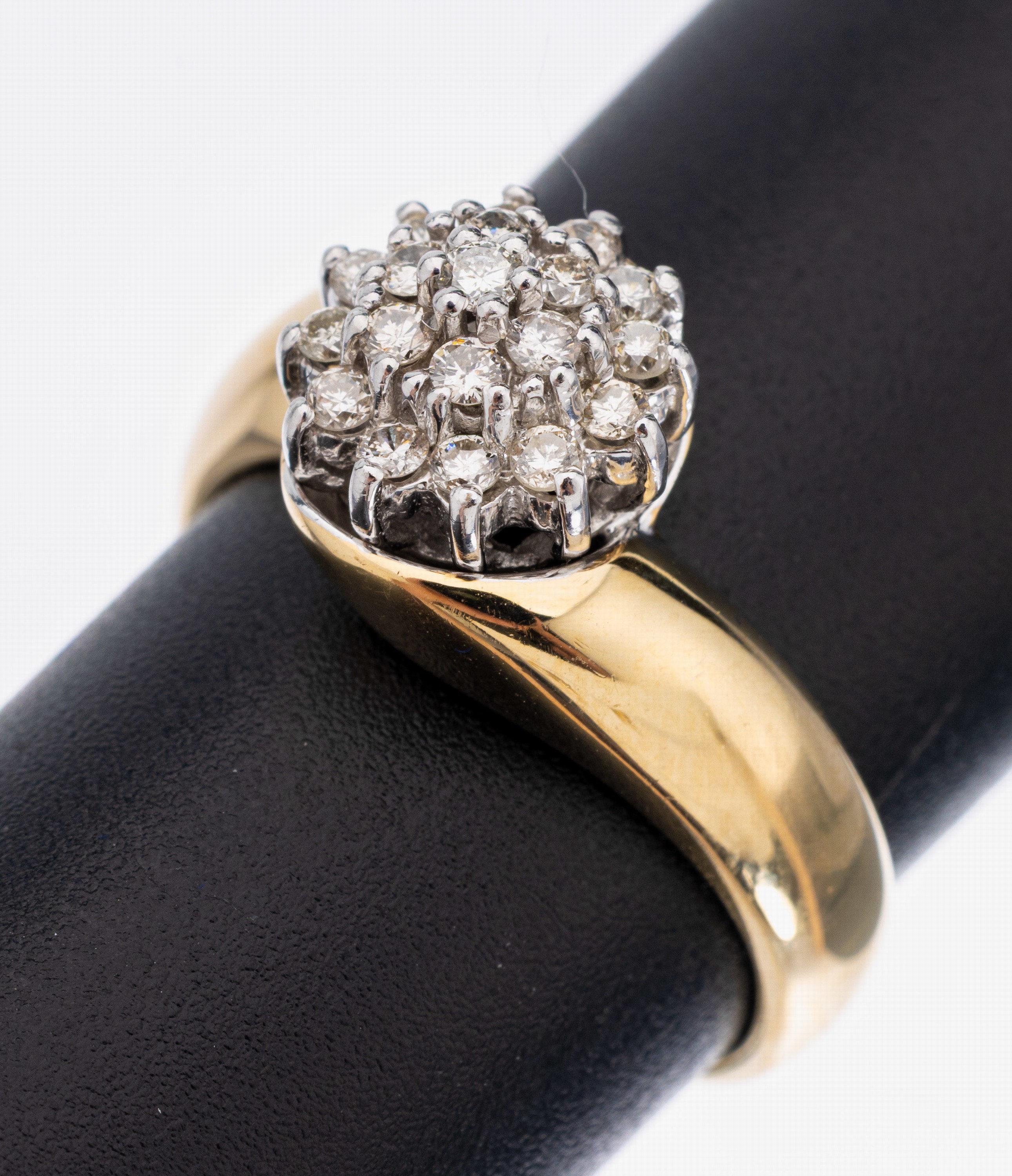 14 kt Gold Brillant-Ring, GG/WG 585/000, 20 Brillanten zus. ca. 0.40 ct Weiß/p1, ca. 6.9 g, RW 56