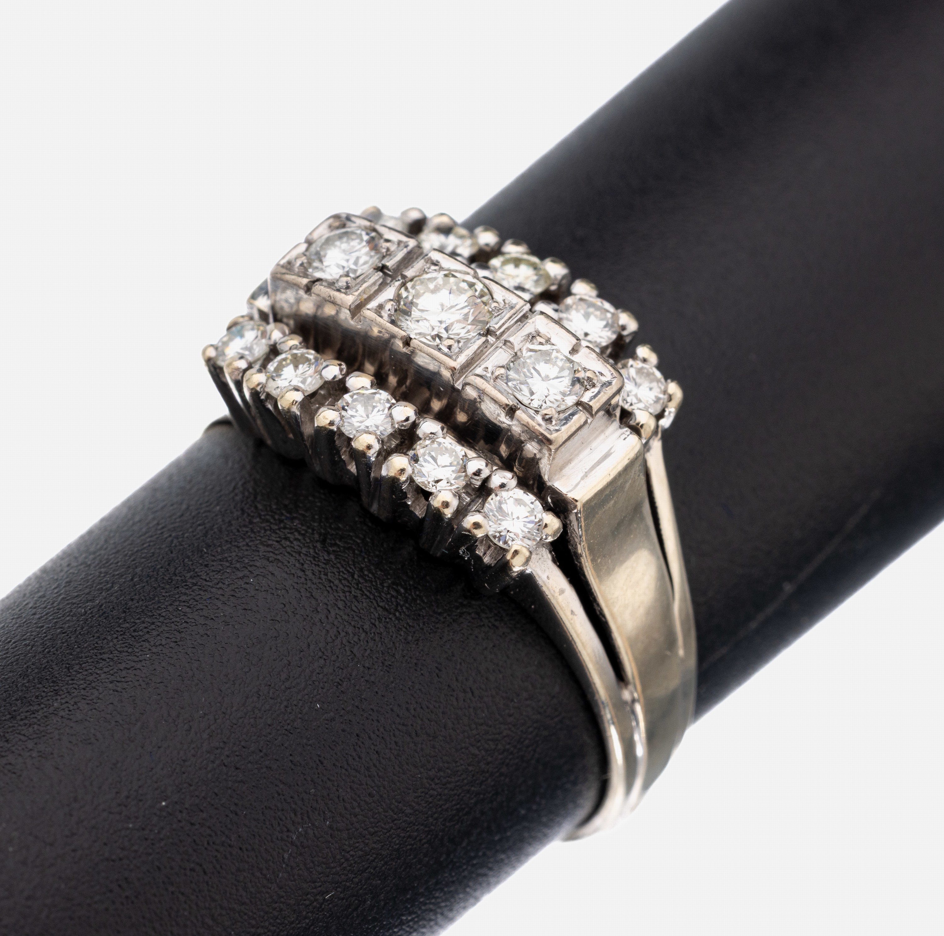 14 kt Gold Brillant-Ring, WG 585/000, 13 Brillanten zus. ca. 0.50 ct Weiß- get.Weiß/si, ca. 4.2 g, RW 58