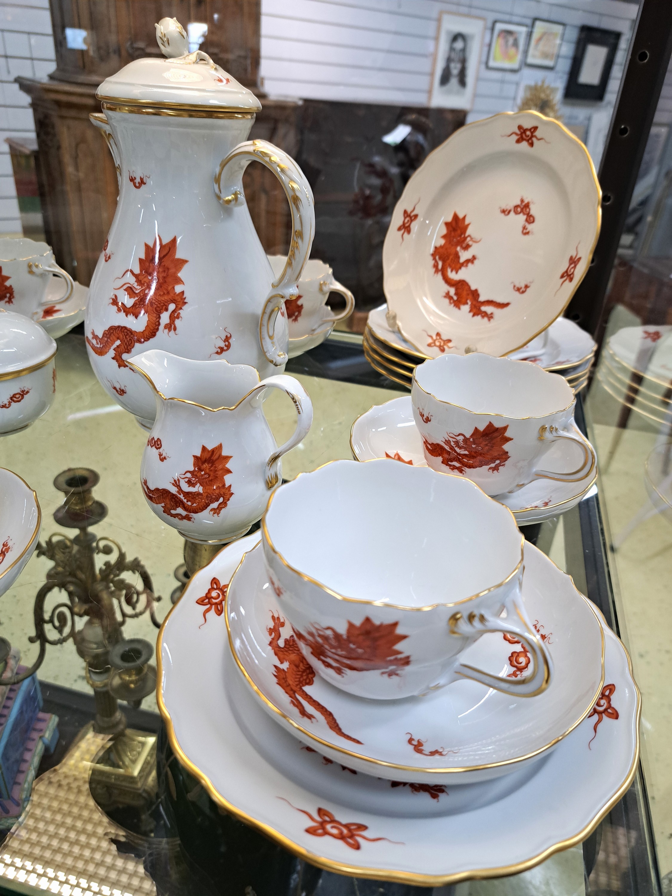 Detail a: Kaffeeservice, Meissen, 60er Jahre, 2. Wahl, Ming-Drache, Form Neuer Ausschnitt, rote Bemalung, Goldrand, komplett für 6 Personen, Kaffeekanne, ...