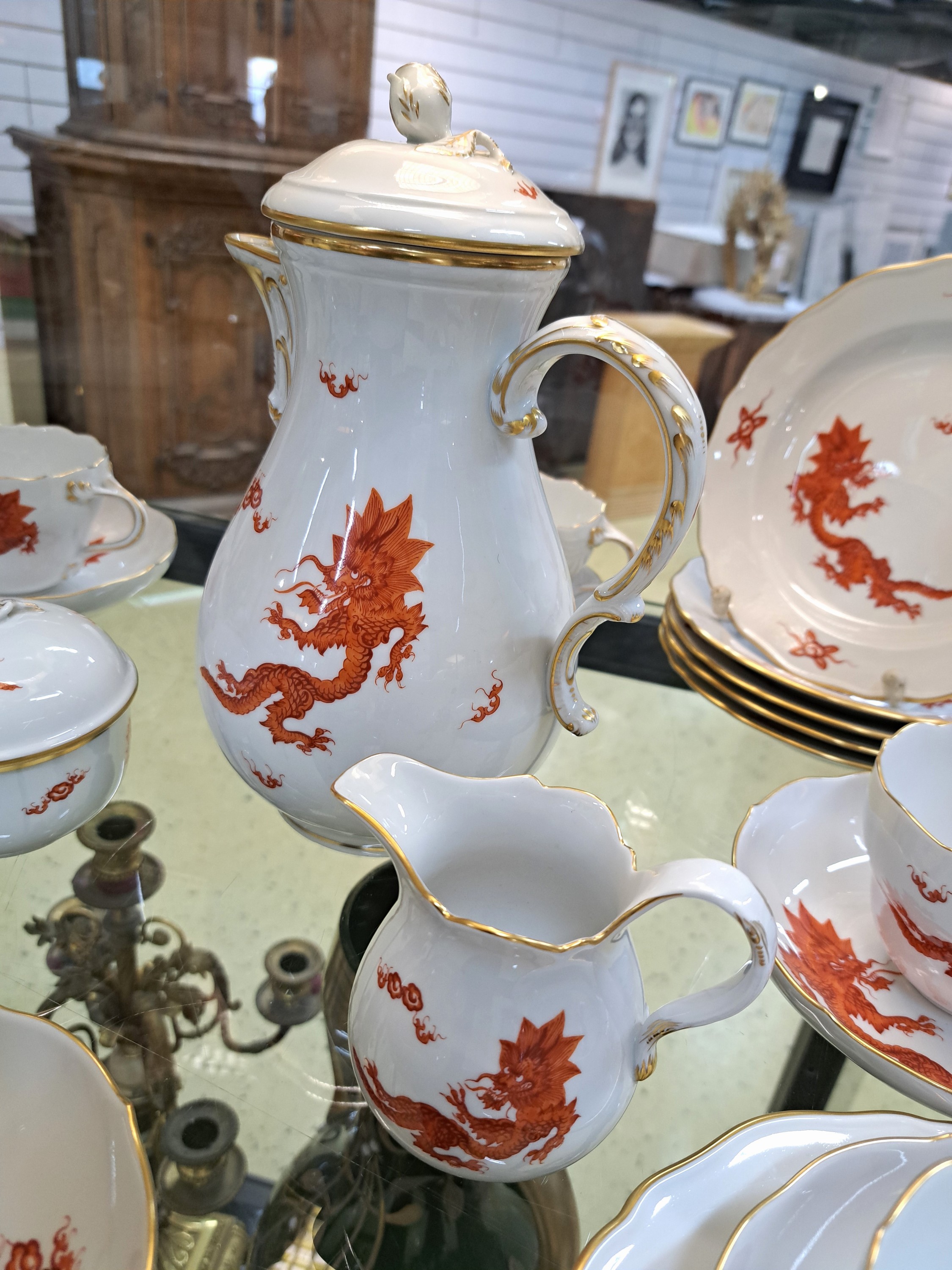 Detail b: Kaffeeservice, Meissen, 60er Jahre, 2. Wahl, Ming-Drache, Form Neuer Ausschnitt, rote Bemalung, Goldrand, komplett für 6 Personen, Kaffeekanne, ...