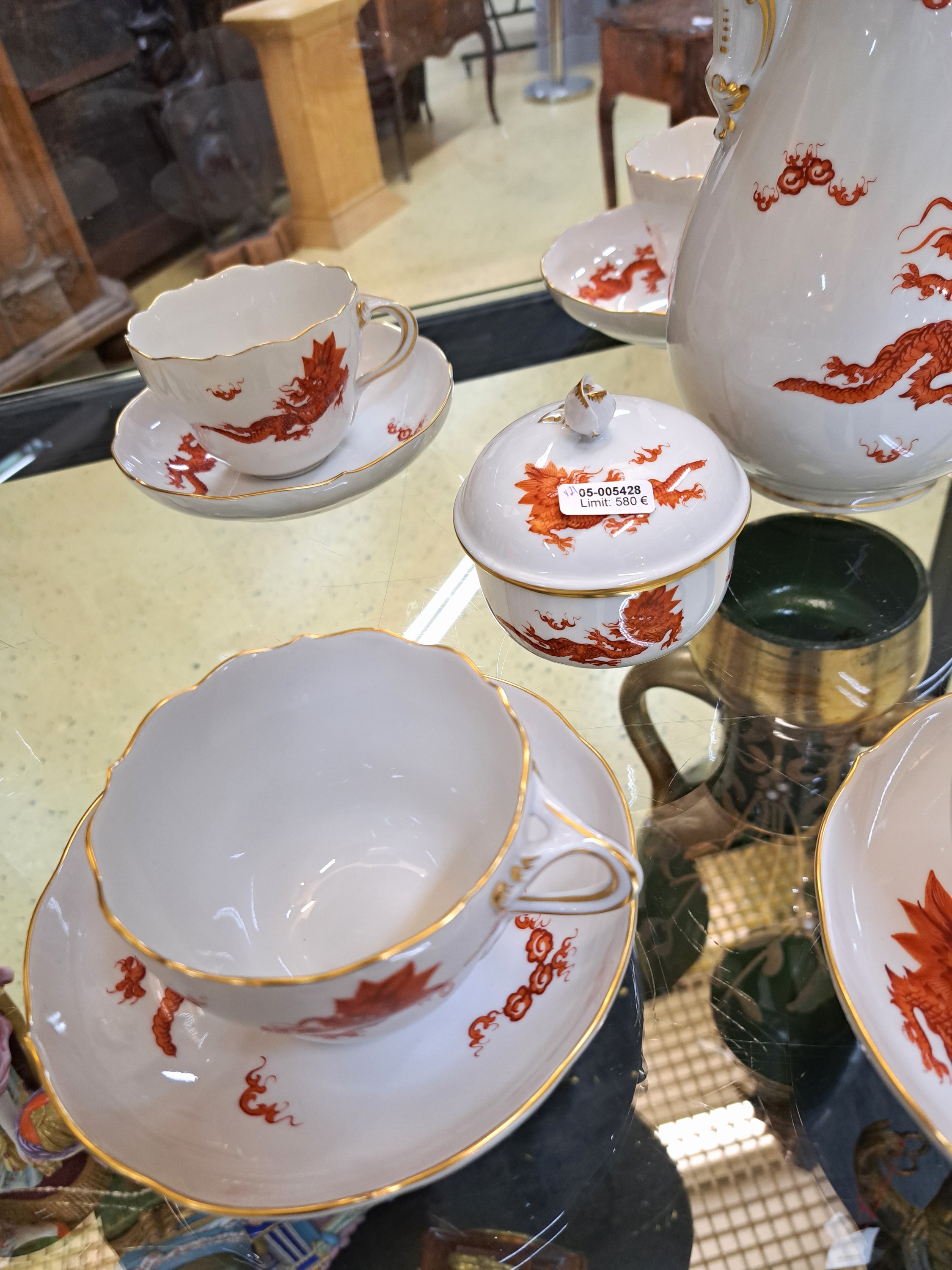 Detail d: Kaffeeservice, Meissen, 60er Jahre, 2. Wahl, Ming-Drache, Form Neuer Ausschnitt, rote Bemalung, Goldrand, komplett für 6 Personen, Kaffeekanne, ...