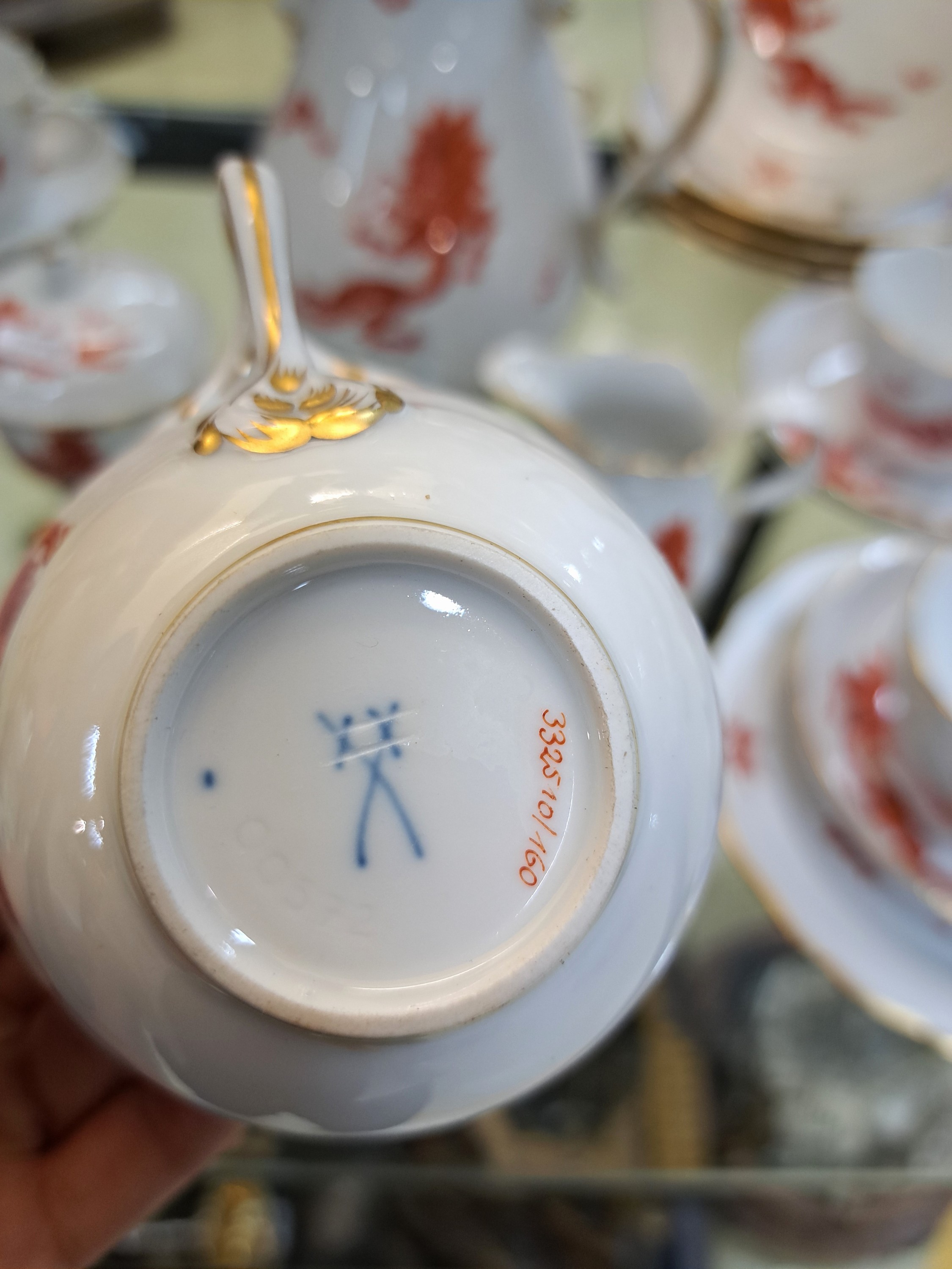 Detail e: Kaffeeservice, Meissen, 60er Jahre, 2. Wahl, Ming-Drache, Form Neuer Ausschnitt, rote Bemalung, Goldrand, komplett für 6 Personen, Kaffeekanne, ...