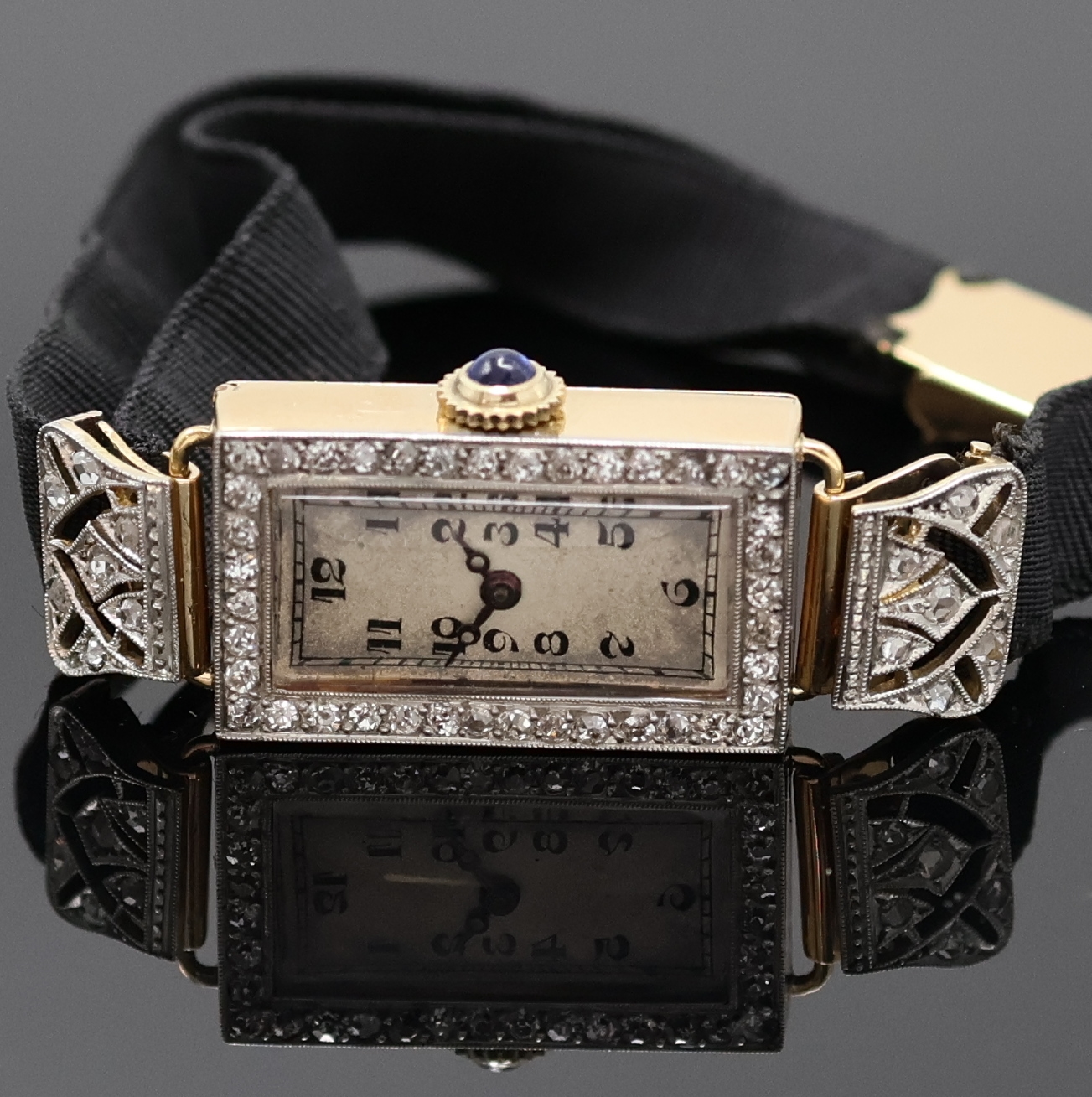 Detail a: Art-Deco Damenarmbanduhr in GG 750/000 mit Diamanten, Schweiz um 1920, Handaufzug, Scharnierboden, Stoffband, Anstöße sowie Lünette aufw. m. ...