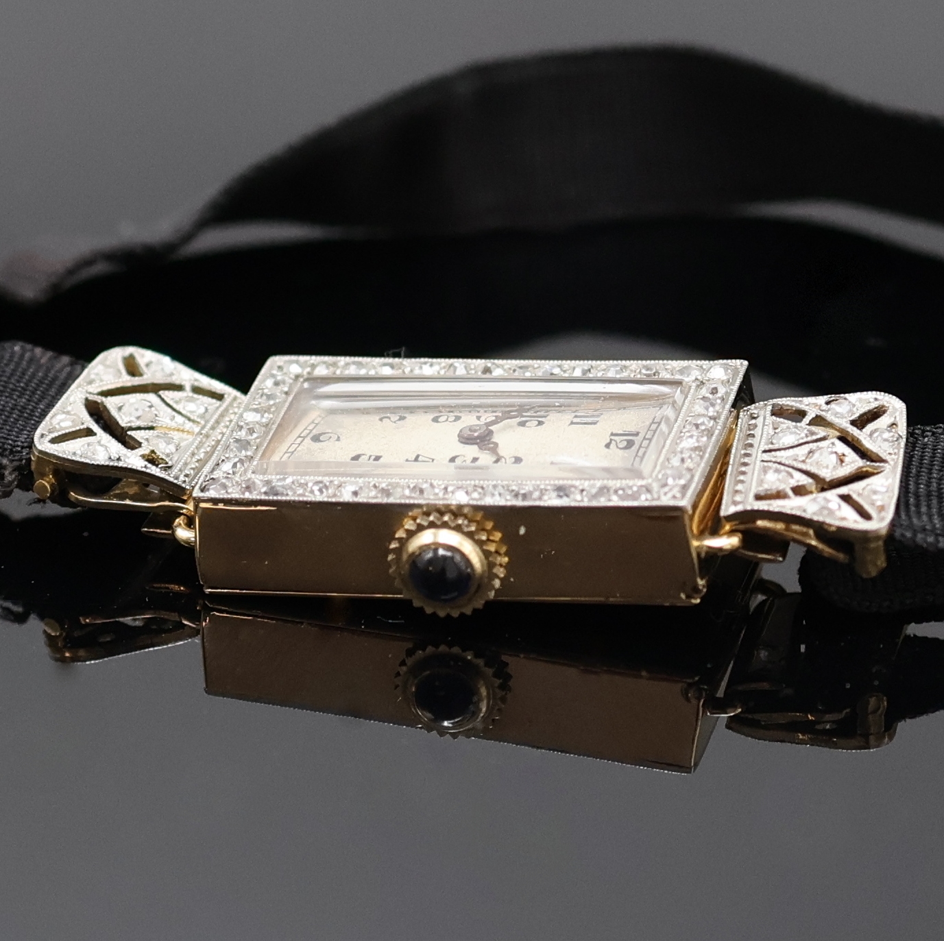 Detail b: Art-Deco Damenarmbanduhr in GG 750/000 mit Diamanten, Schweiz um 1920, Handaufzug, Scharnierboden, Stoffband, Anstöße sowie Lünette aufw. m. ...