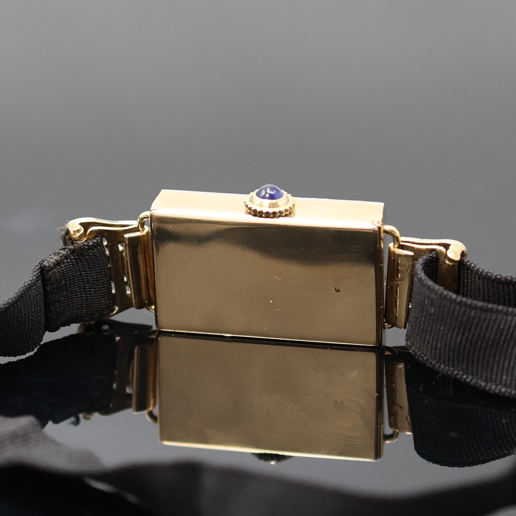 Detail c: Art-Deco Damenarmbanduhr in GG 750/000 mit Diamanten, Schweiz um 1920, Handaufzug, Scharnierboden, Stoffband, Anstöße sowie Lünette aufw. m. ...