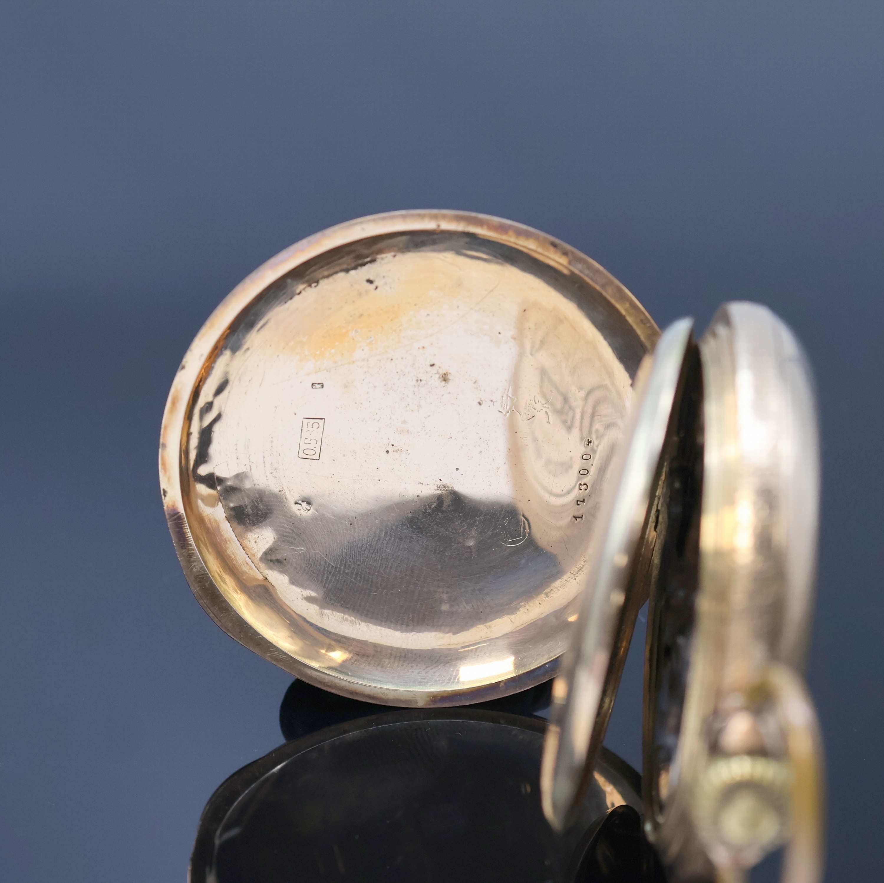 Detail d: PATECK Herrensavonette in GG 585/000, Schweiz um 1900, 3-Deckel Goldgeh. dell., Sprung- sowie Rückdeckel floral grav., Monogrammspiegel, ...