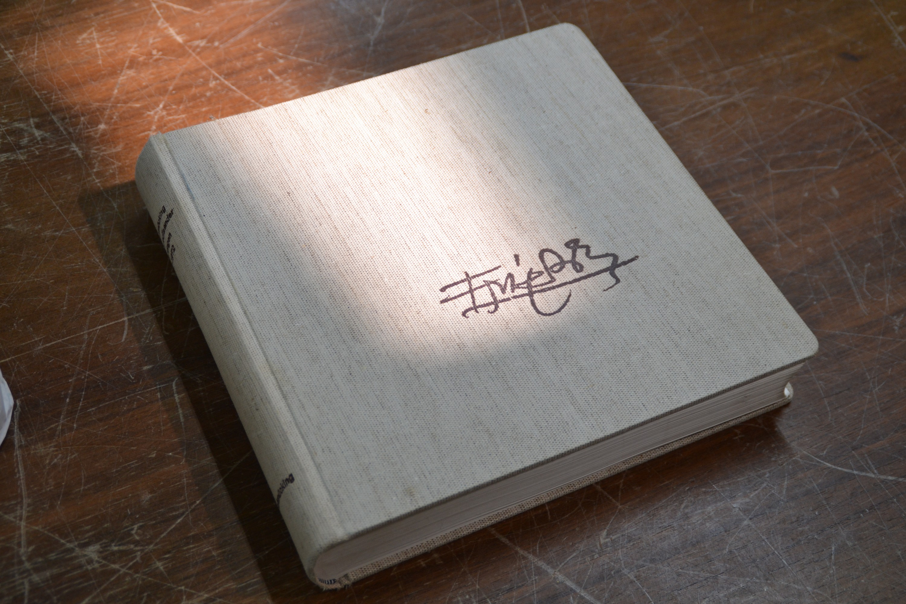 Detail c: Johnny Friedlaender, 1912 Pleß/Oberschlesien- 1992 Paris, 2 Grafiken und ein Buchband, 1 x Liegendes Paar, Farbradierung aus der Mappe Fleurs et ...