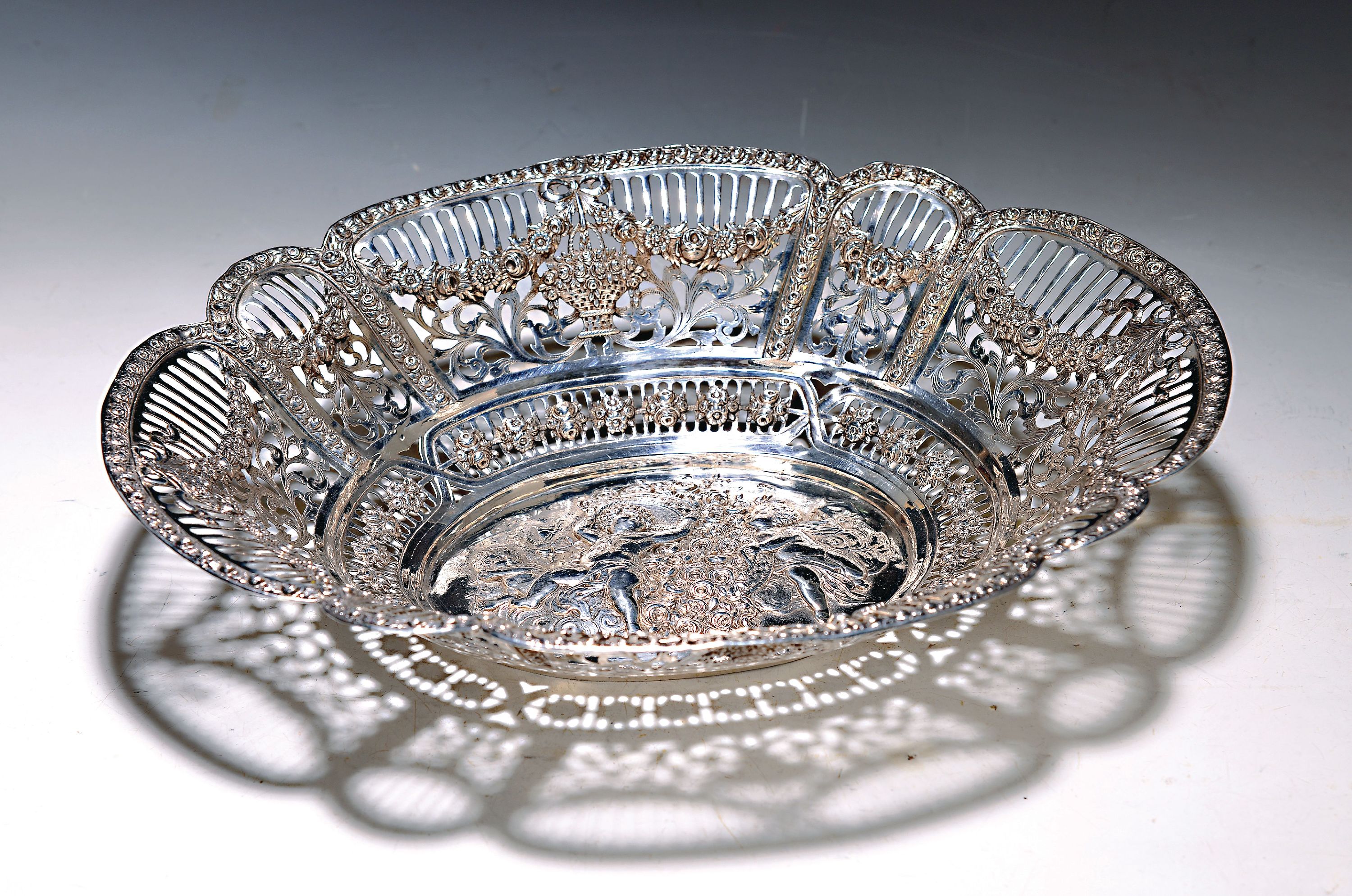 Große Silberschale, wohl Hanau, um 1900, 800er Silber, klassizistischer Dekor, Fahne in Durchbrucharbeit, mittig mit spielenden Amoretten mit Rosen, ...