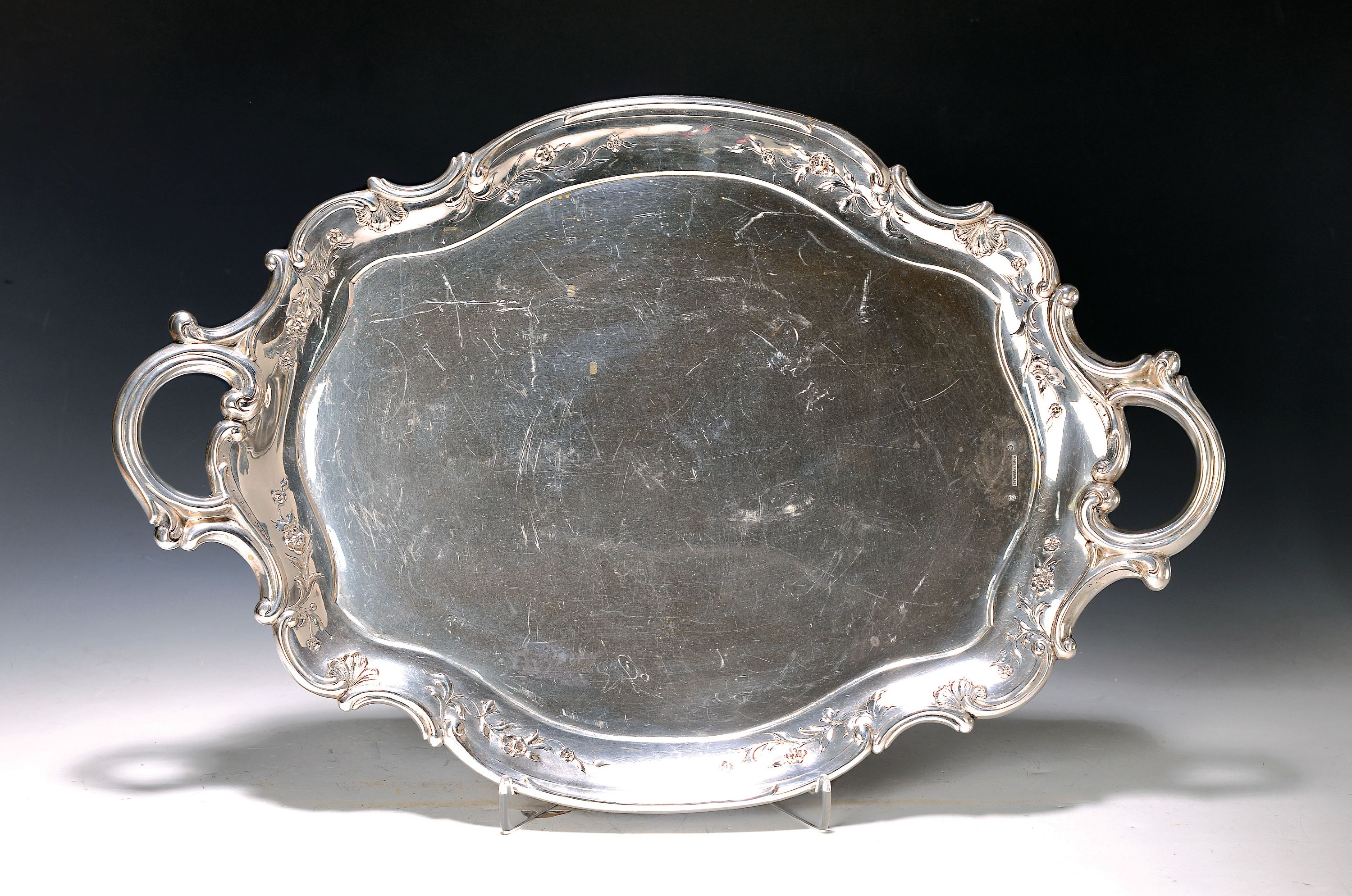 Großes Doppelhenkeltablett, Österreich, um 1870-1900, Rokokostil, Silber, mit floralem Dekor, geschwungener Rand, Doppelkopfadler u. Lunamarke in ...