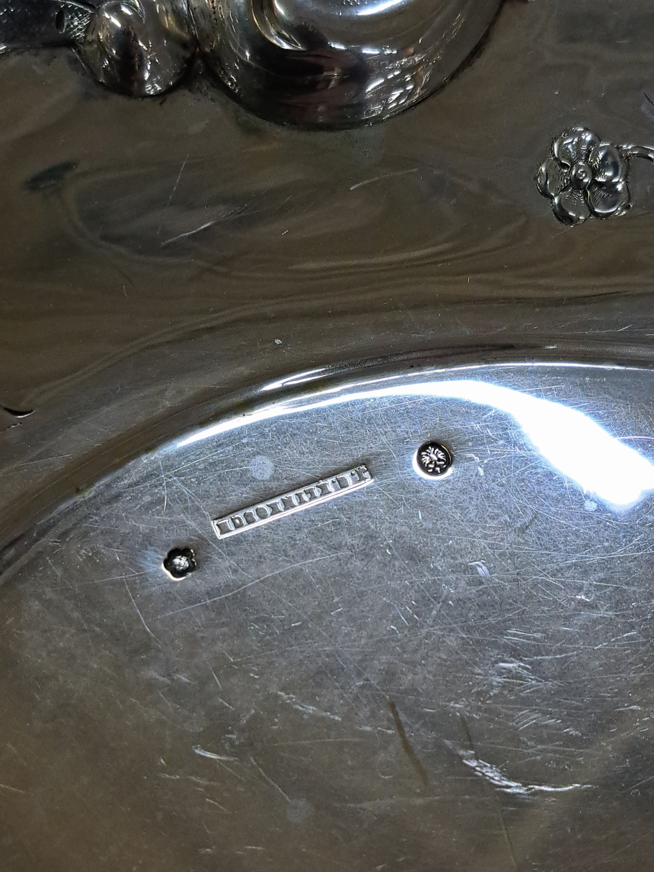 Detail a: Großes Doppelhenkeltablett, Österreich, um 1870-1900, Rokokostil, Silber, mit floralem Dekor, geschwungener Rand, Doppelkopfadler u. Lunamarke in ...