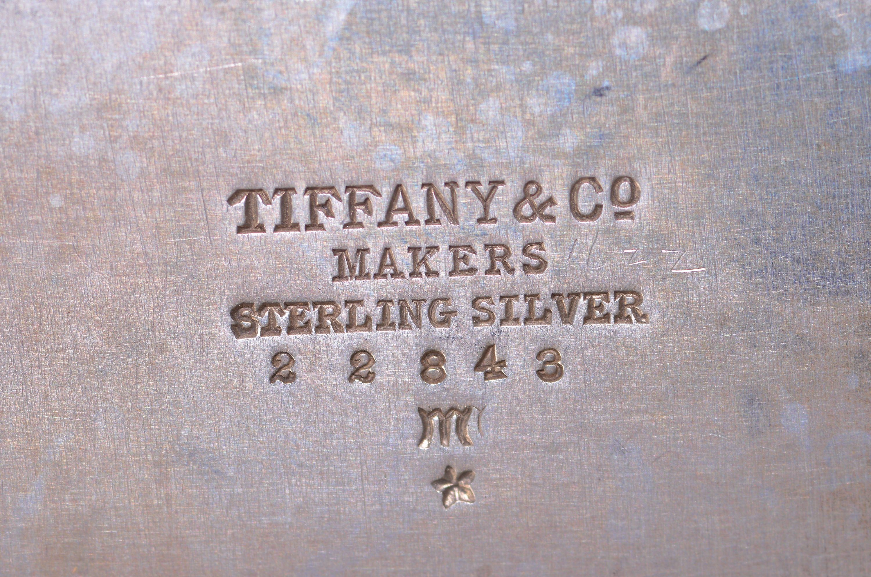 Detail a: Paar runde Silberschalen, Tiffany & Co. num. 22843, wohl um 1900, Sterlingsilber, dreifach gerillter Randabschluss, H. ca. 6.8 cm, D. ca. 20.5 cm, ...