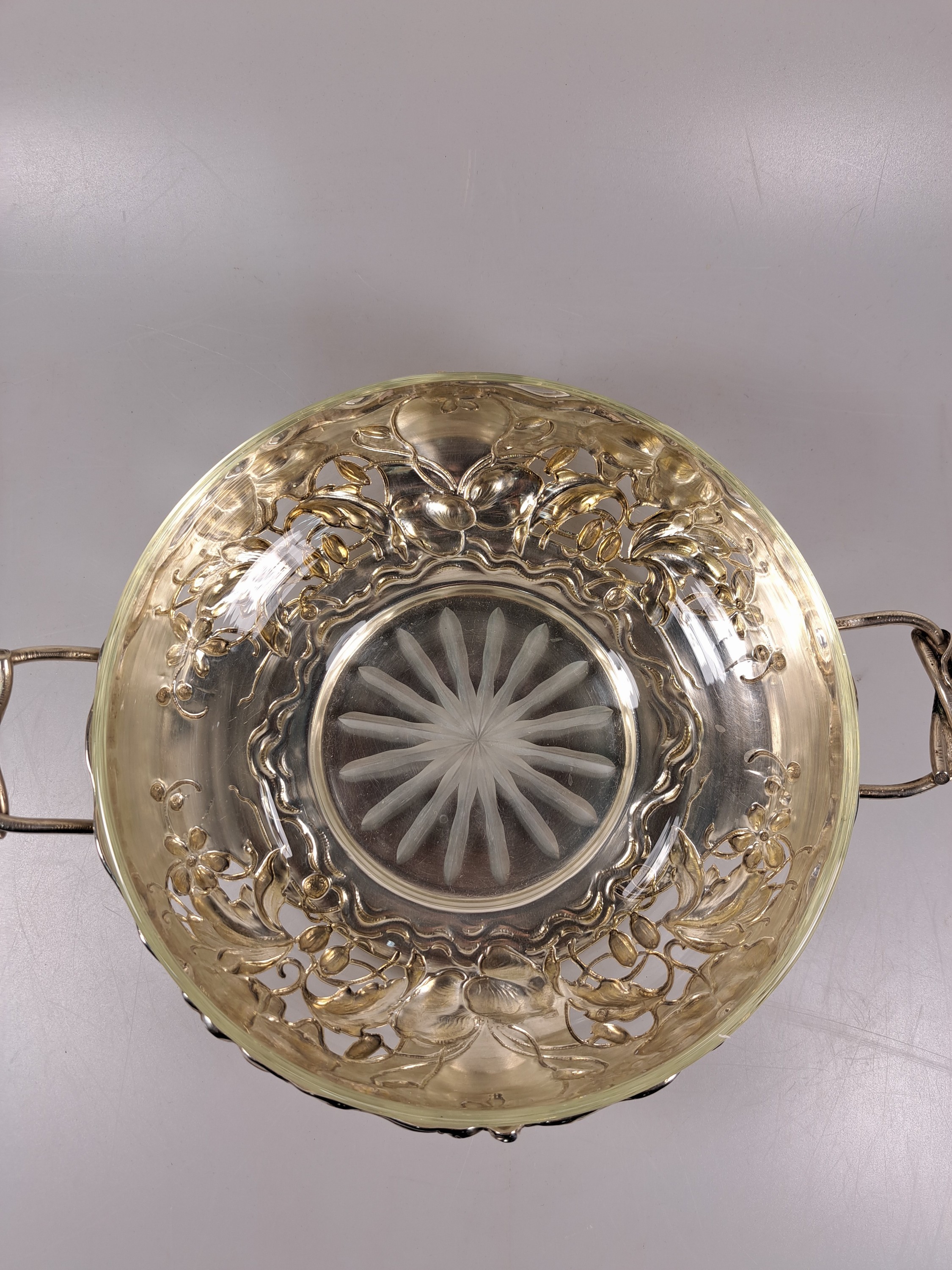 Detail d: Doppelhenkelschale, Jugendstil, um 1900, Österreich-Ungarn, floraler Dekor, Korpus mit Durchbrucharbeit, verschlungene Asthenkel mit Blume, ...