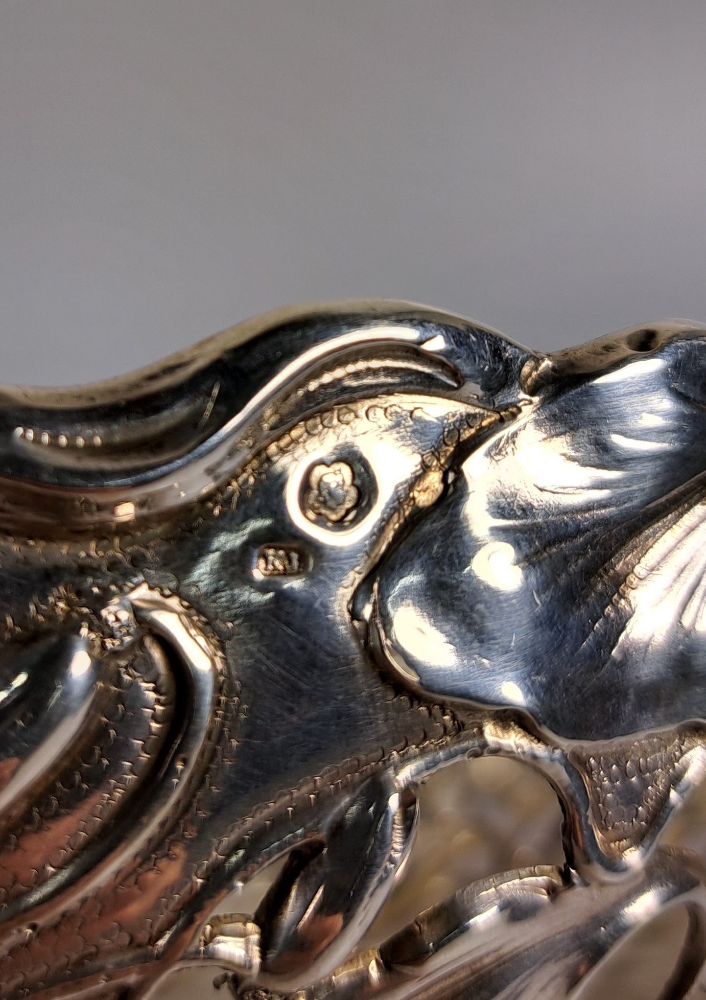 Detail l: Doppelhenkelschale, Jugendstil, um 1900, Österreich-Ungarn, floraler Dekor, Korpus mit Durchbrucharbeit, verschlungene Asthenkel mit Blume, ...