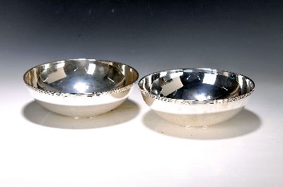 Image 26935562 - Paar runde Silberschalen, Tiffany & Co. num. 22843, wohl um 1900, Sterlingsilber, ...