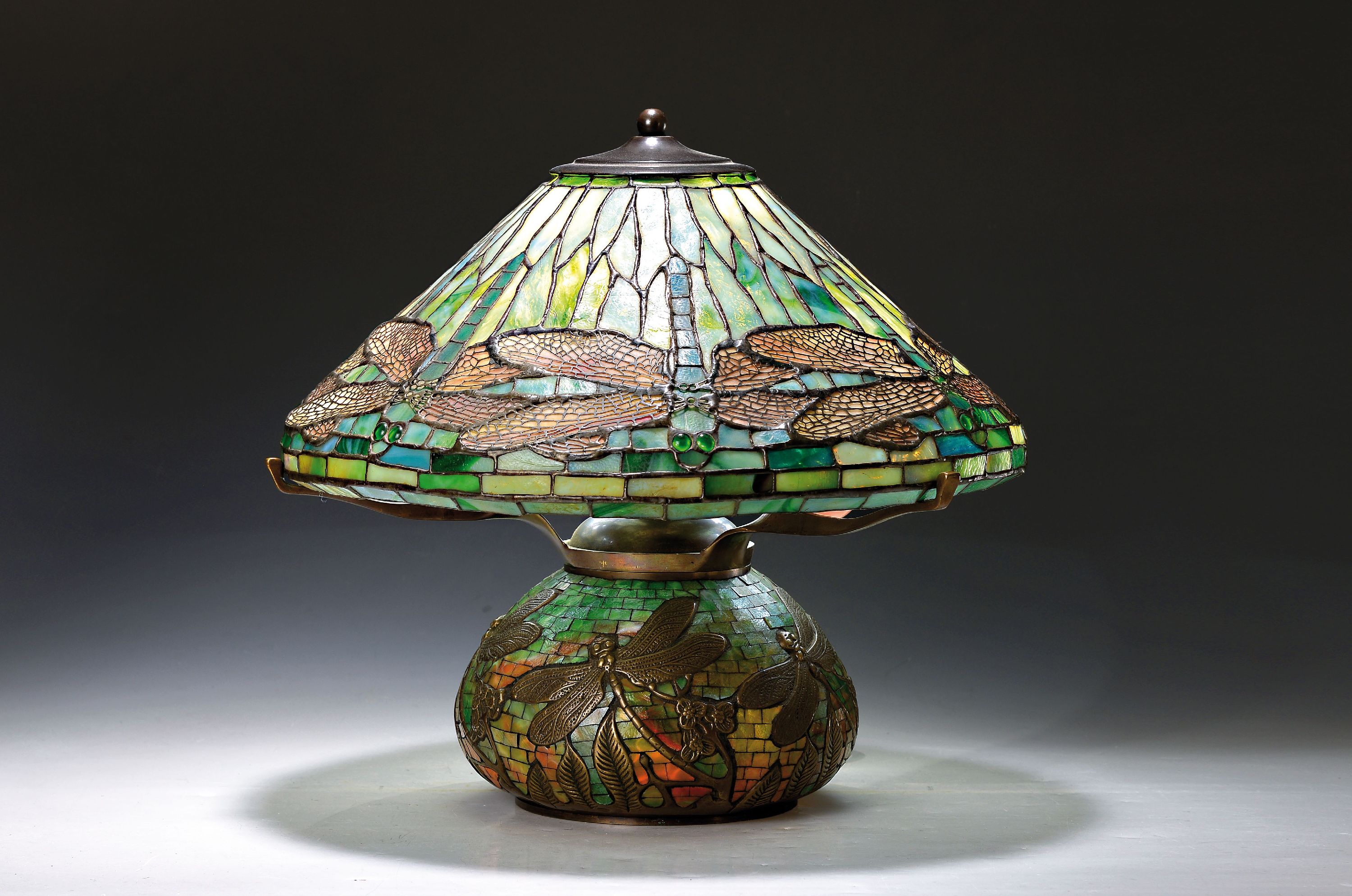 Tischlampe im Tiffany-Stil, 2. Hälfte, 20. Jh., Bronzefuß mit aufgelegten Glasmosaiken, Mosaikschirm opaken Glasmosaiken, Libellendekor, ...