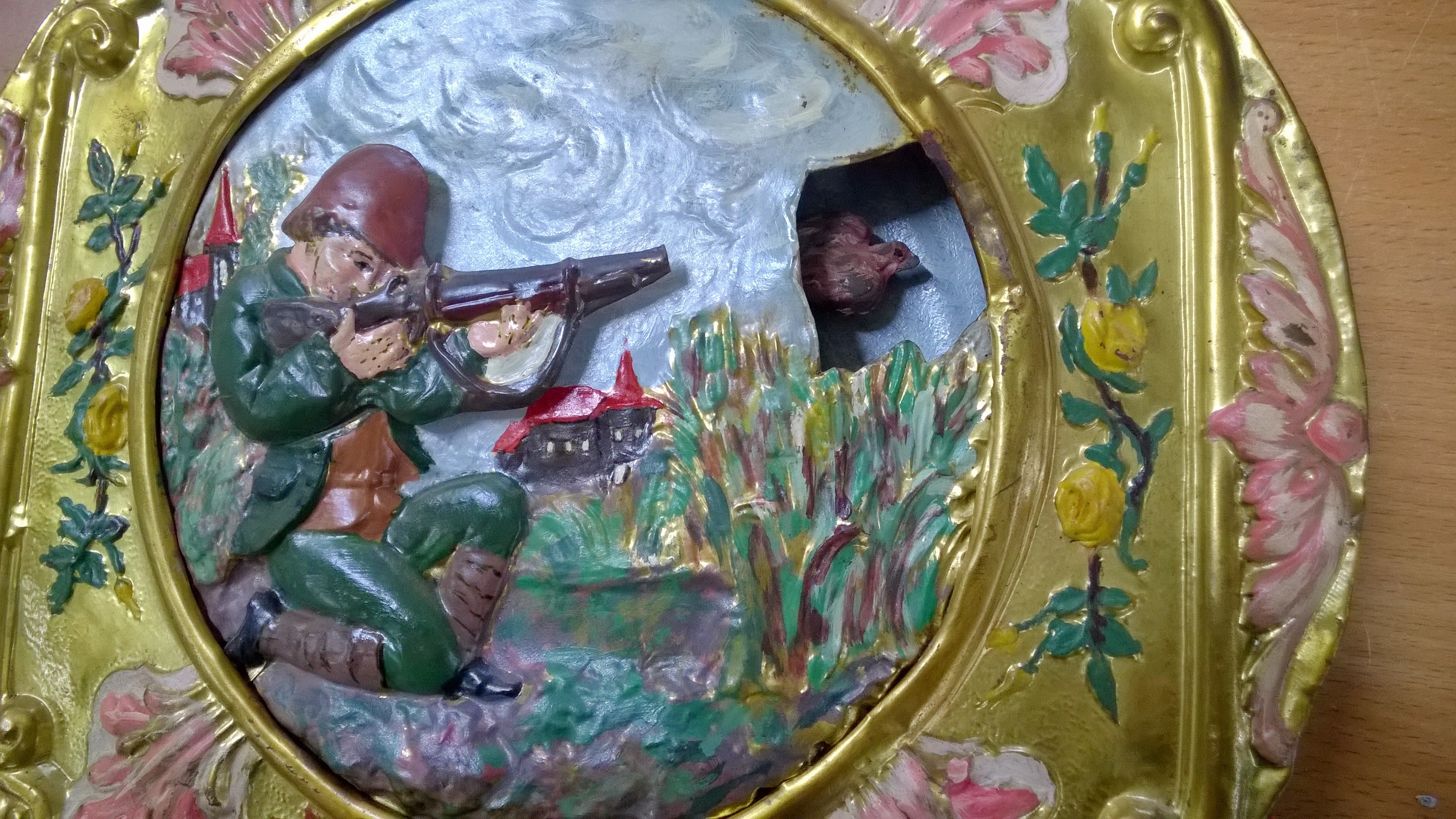 Detail a: Comtoise mit Automatenpendel, Frankreich um 1900, Uhrwerk mit Ankergang und Schlag auf Tonfeder (mit Repetition); Emailzifferblatt und Umrandung mit ...