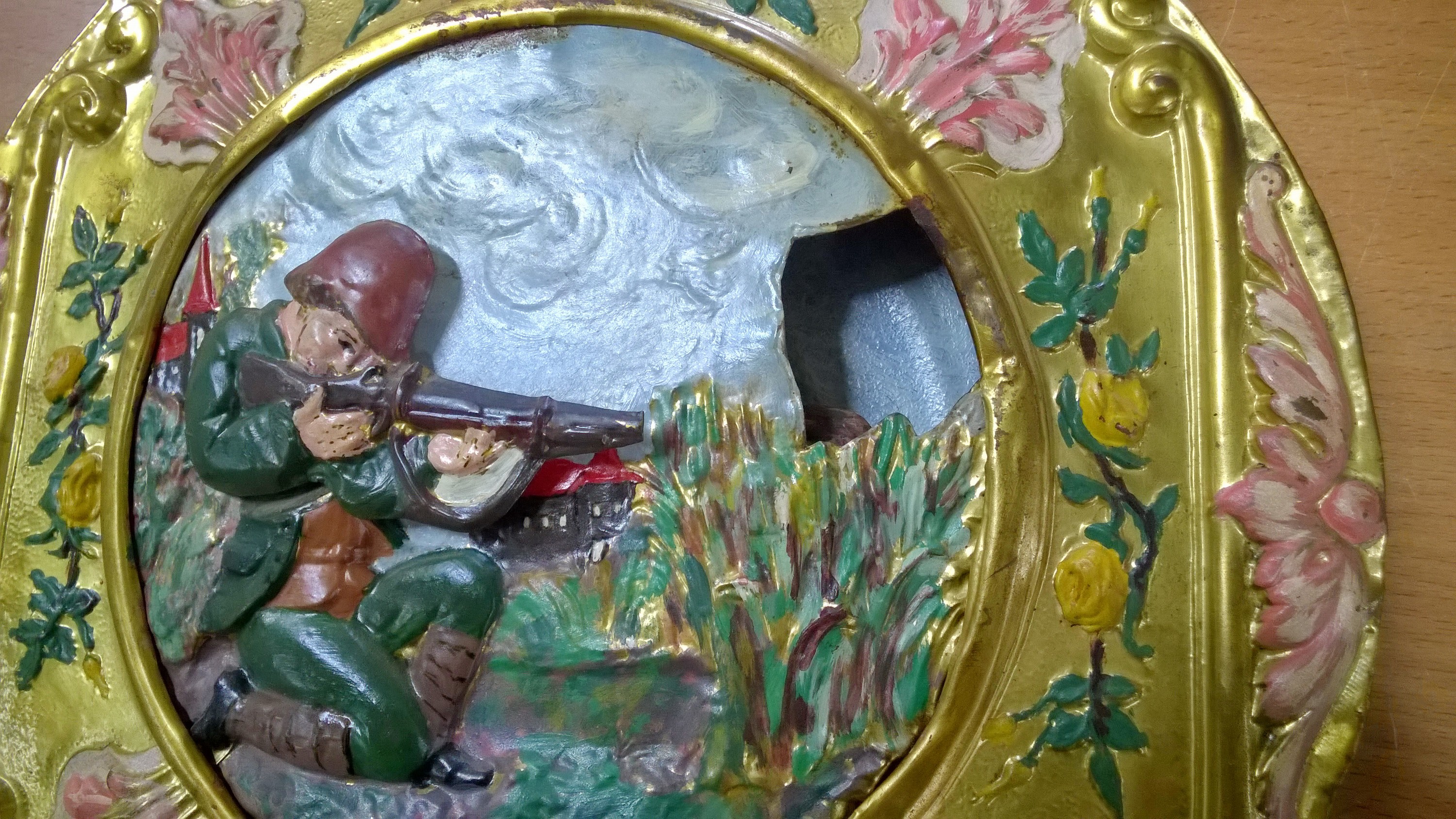 Detail b: Comtoise mit Automatenpendel, Frankreich um 1900, Uhrwerk mit Ankergang und Schlag auf Tonfeder (mit Repetition); Emailzifferblatt und Umrandung mit ...
