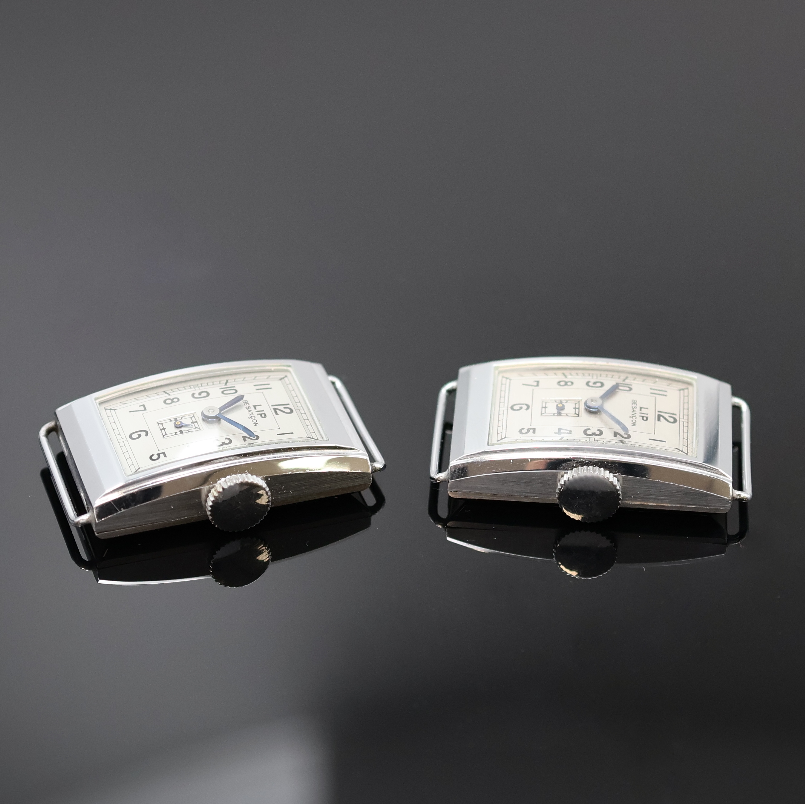Detail c: LIP T.18 - 2 rechteckige Armbanduhren aus Lagerbestand um 1940, Frankreich, Handaufzug, verchr. Geh. m. aufgedr. Stahlböden, silb. ...