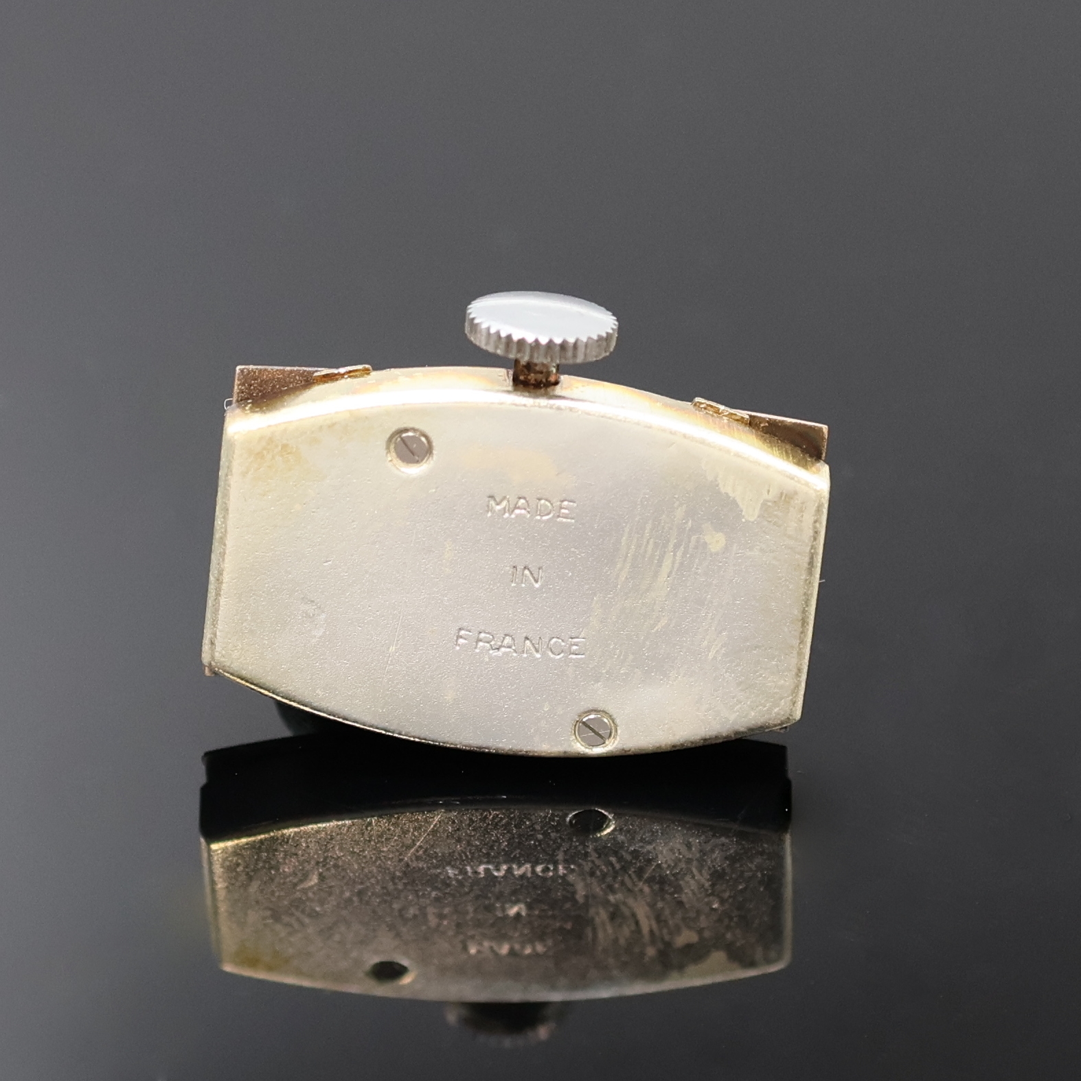 Detail f: LIP T.18 - 2 rechteckige Armbanduhren aus Lagerbestand um 1940, Frankreich, Handaufzug, verchr. Geh. m. aufgedr. Stahlböden, silb. ...