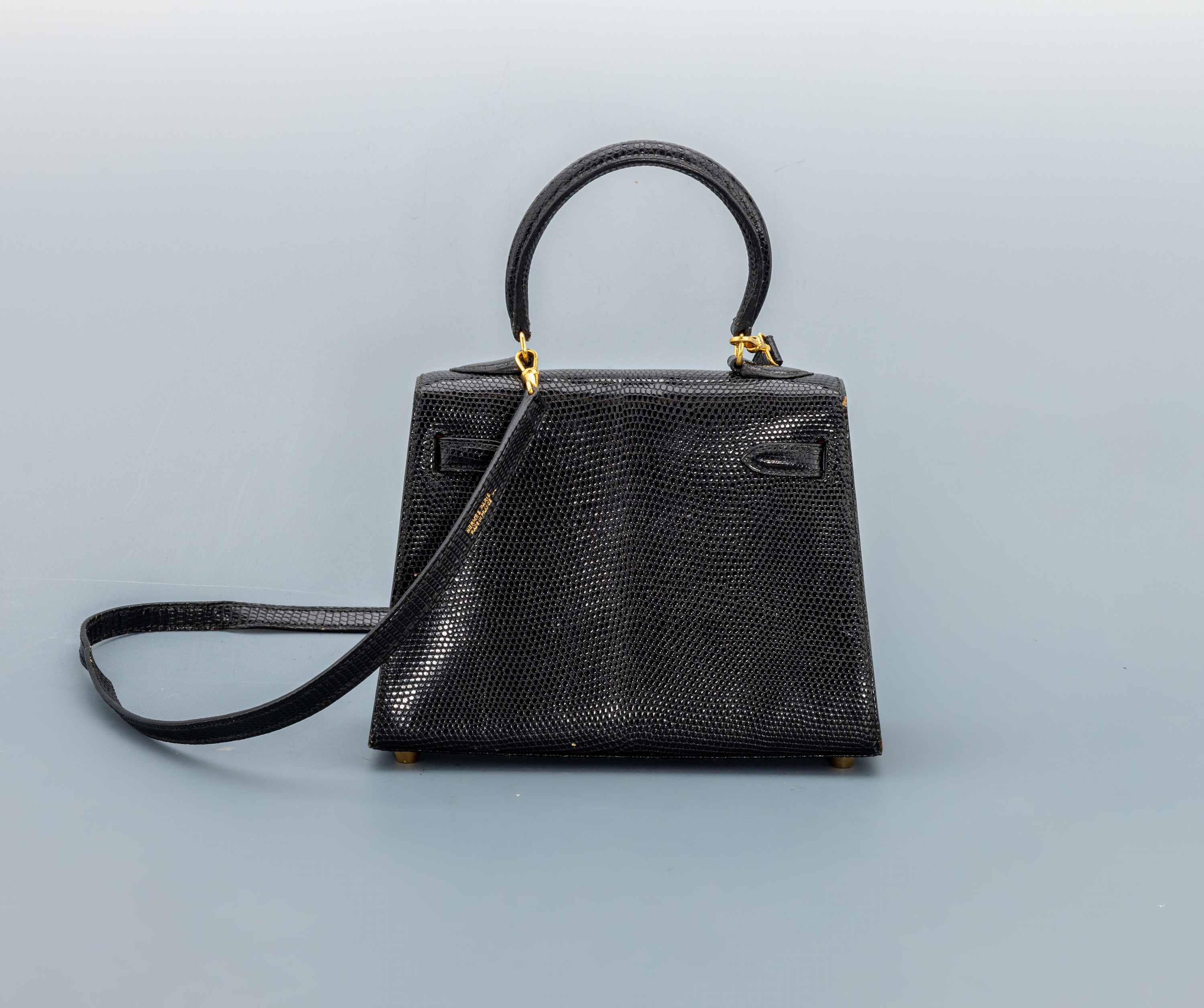 Detail a: HERMES Mini Kelly 20, "Salvator Lizard Salier", Eidechse, shiny black, von 1994, Monturen vergoldet, orig. Schulterriemen, innen rotes ...