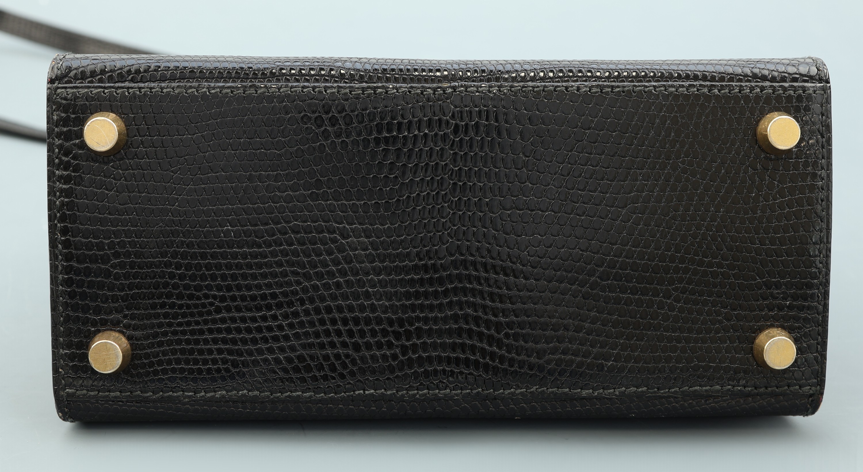 Detail d: HERMES Mini Kelly 20, "Salvator Lizard Salier", Eidechse, shiny black, von 1994, Monturen vergoldet, orig. Schulterriemen, innen rotes ...