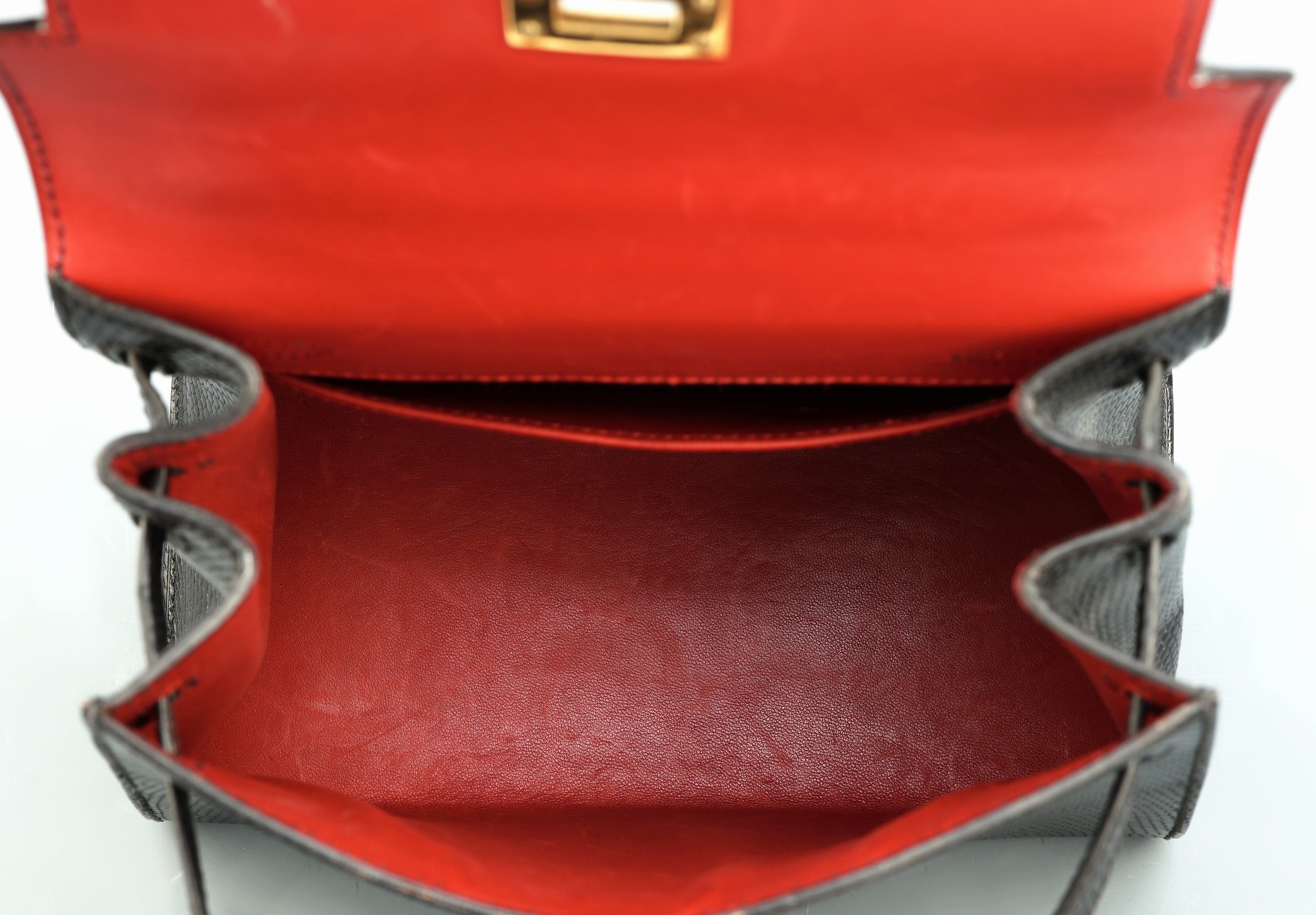Detail f: HERMES Mini Kelly 20, "Salvator Lizard Salier", Eidechse, shiny black, von 1994, Monturen vergoldet, orig. Schulterriemen, innen rotes ...