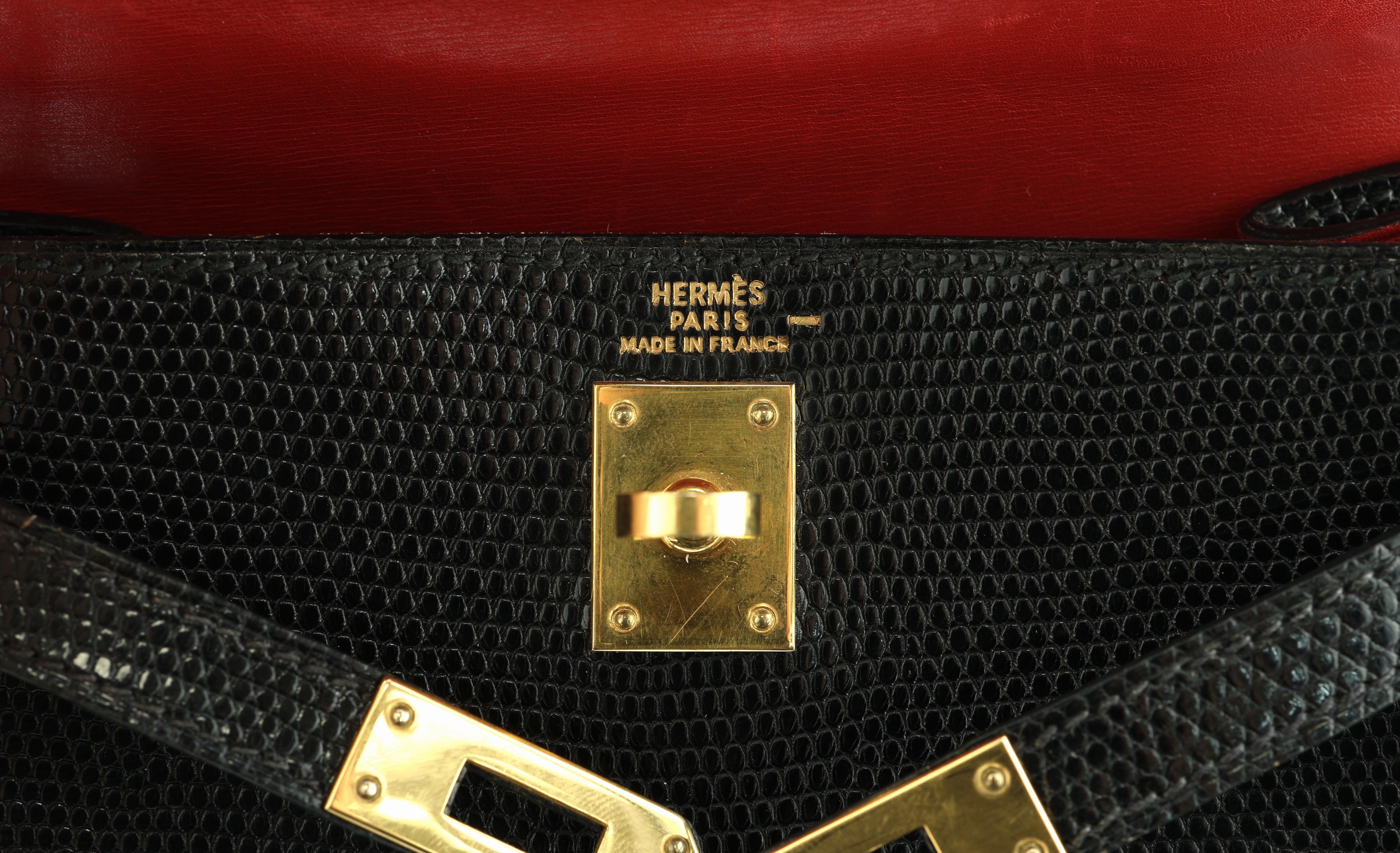 Detail g: HERMES Mini Kelly 20, "Salvator Lizard Salier", Eidechse, shiny black, von 1994, Monturen vergoldet, orig. Schulterriemen, innen rotes ...